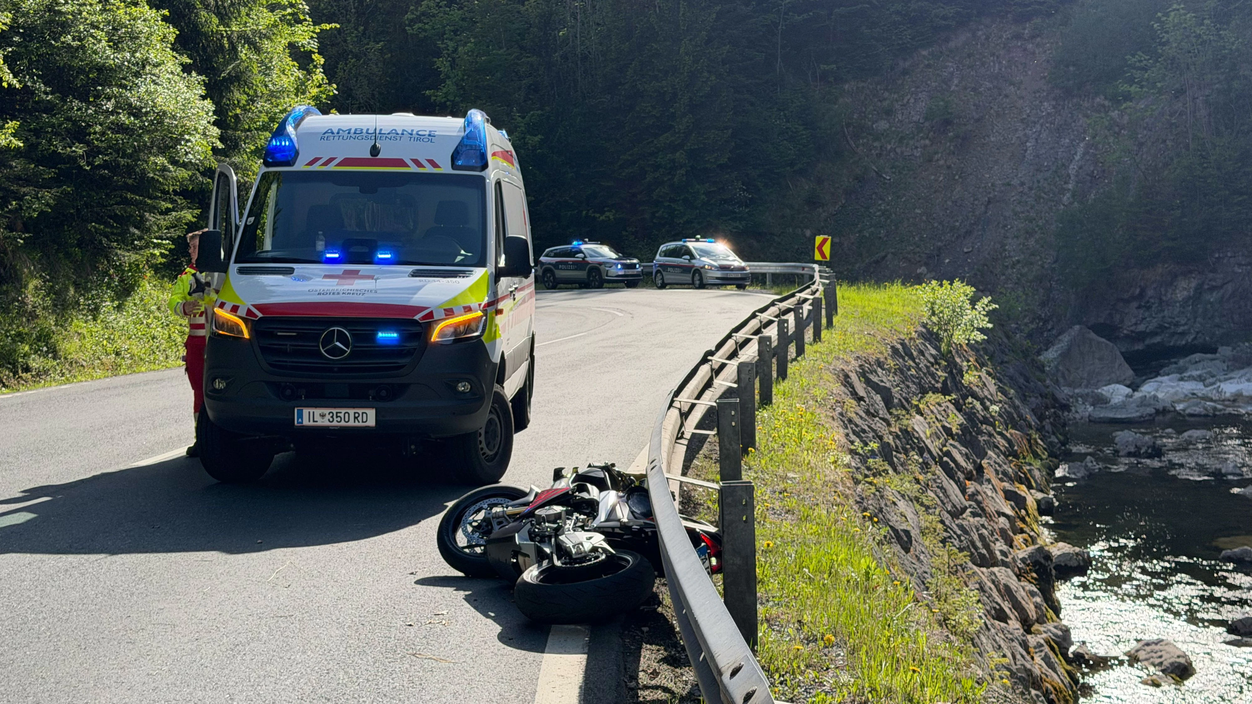 Heute.at - Biker (25) kracht gegen Leitplanke – Schwer verletzt