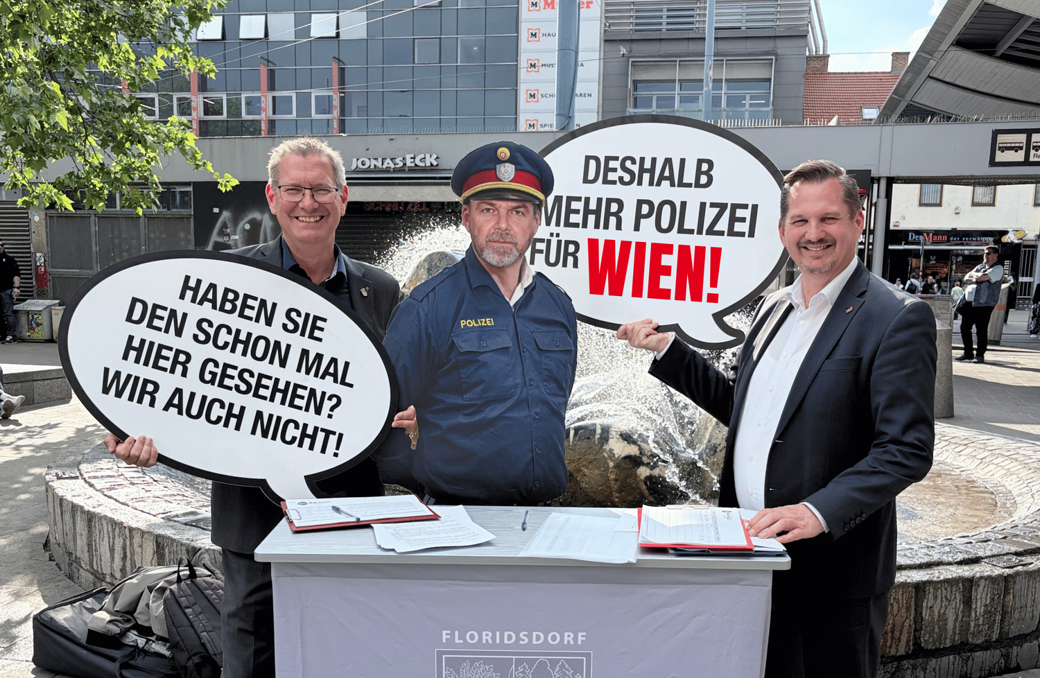 Bezirksvorsteher Marcus Franz und Georg Papai sammeln Unterschriften für mehr Polizisten. 