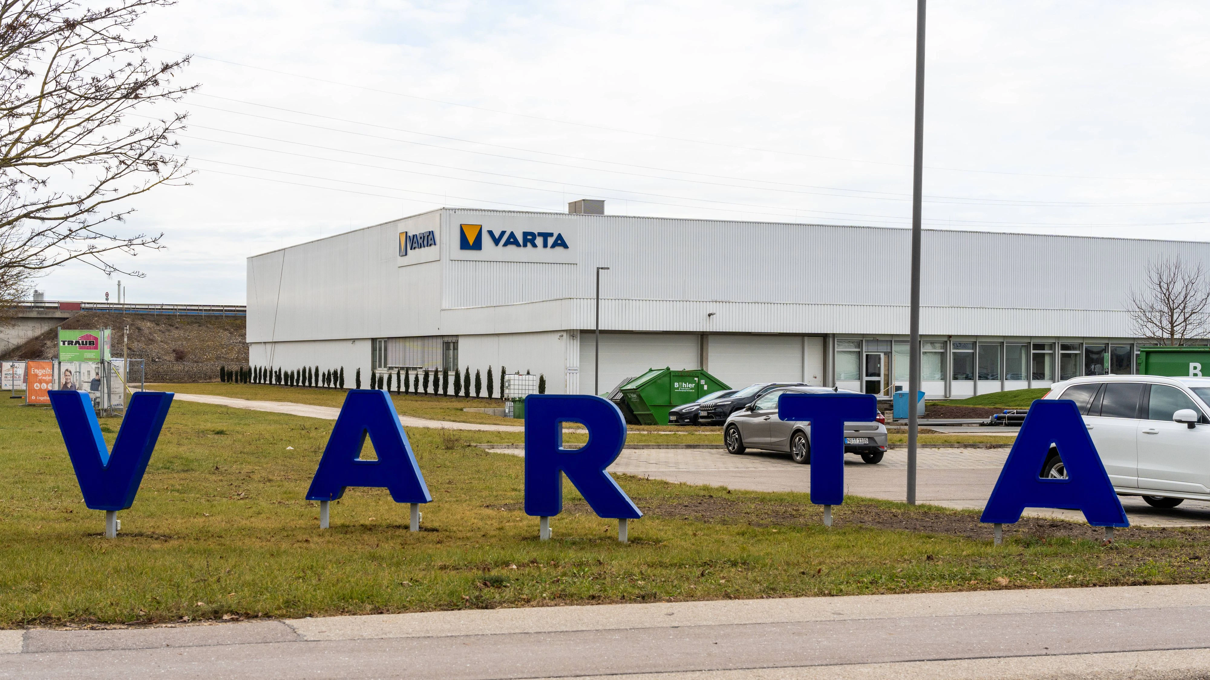 Nördlingen, Bavaria, Germany - 25 January 2025: The Varta plant in Nördlingen, a production facility of VARTA AG, specializing in the manufacture of batteries, with a prominent company sign in the foreground *** Das Varta-Werk in Nördlingen, eine Produktionsstätte der VARTA AG, spezialisiert auf die Herstellung von Batterien, mit prominentem Firmenschild im Vordergrund