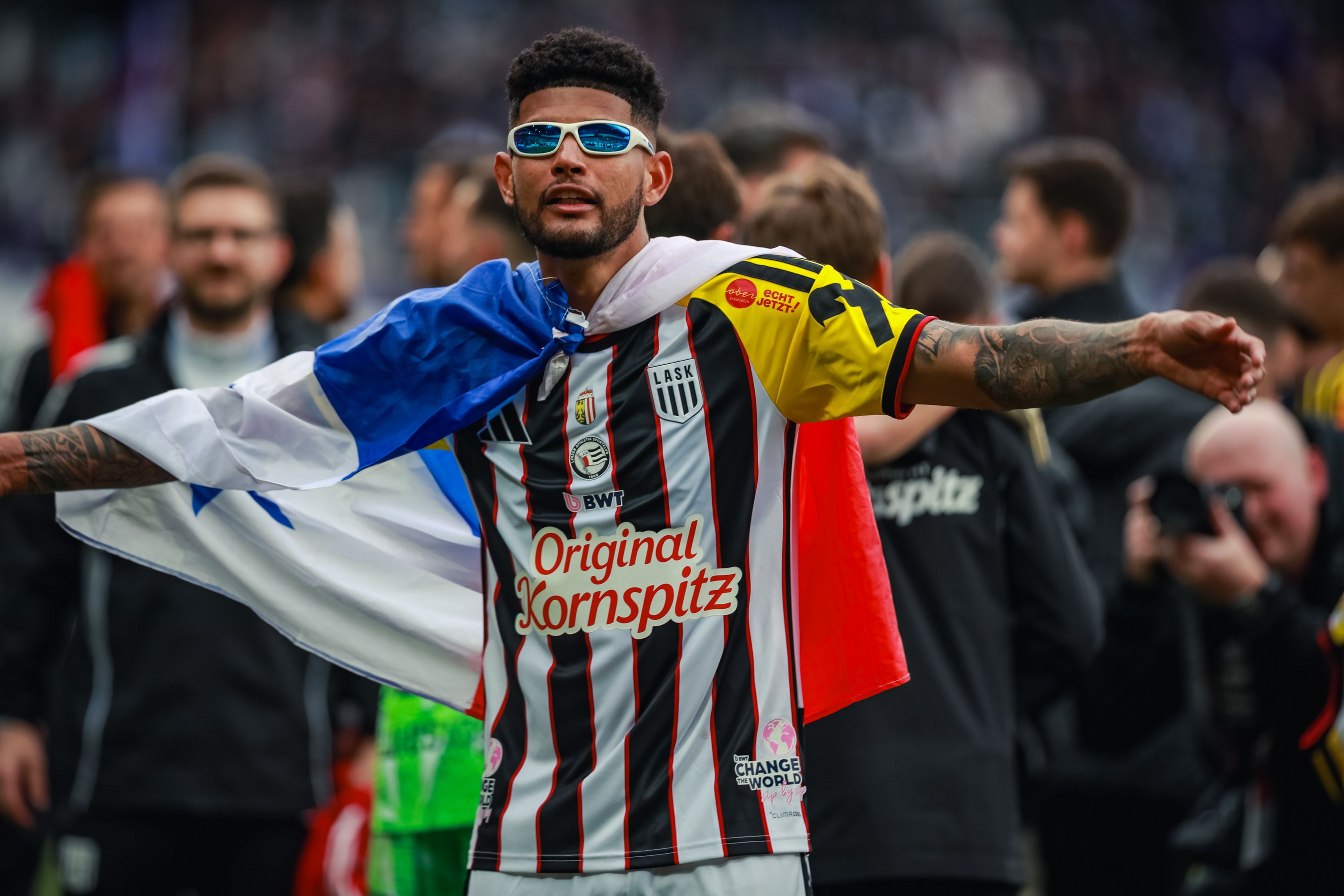 LASK-Star und WM-Fahrer Andres Andrade mit der Panama-Flagge. 