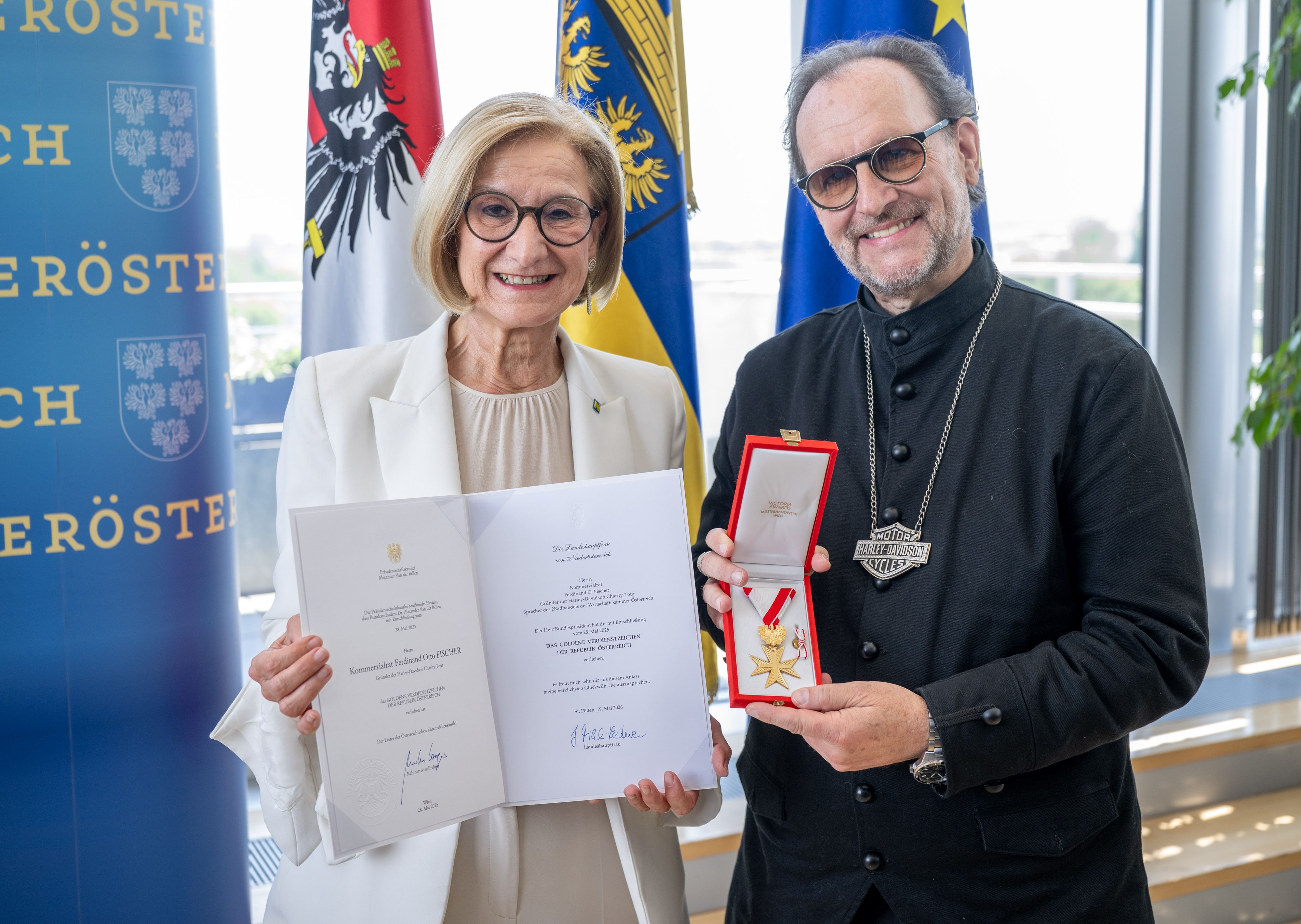 Landeshauptfrau Johanna Mikl-Leitner (ÖVP, li.) überreicht Ferdinand O. Fischer (re.) das Goldene Verdienstzeichen der Republik Österreich.