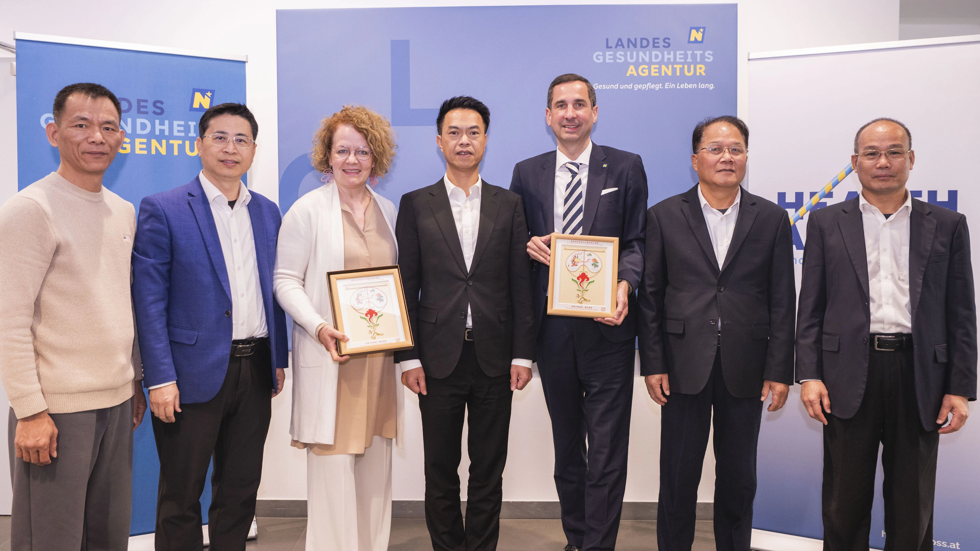 Christiane Teschl-Hofmeister (ÖVP, 3.v.l.) und Bernhard Kadlec, Vorstand der NÖ Landesgesundheitsagentur (5.v.l.) mit der internationalen, chinesischen Delegation.