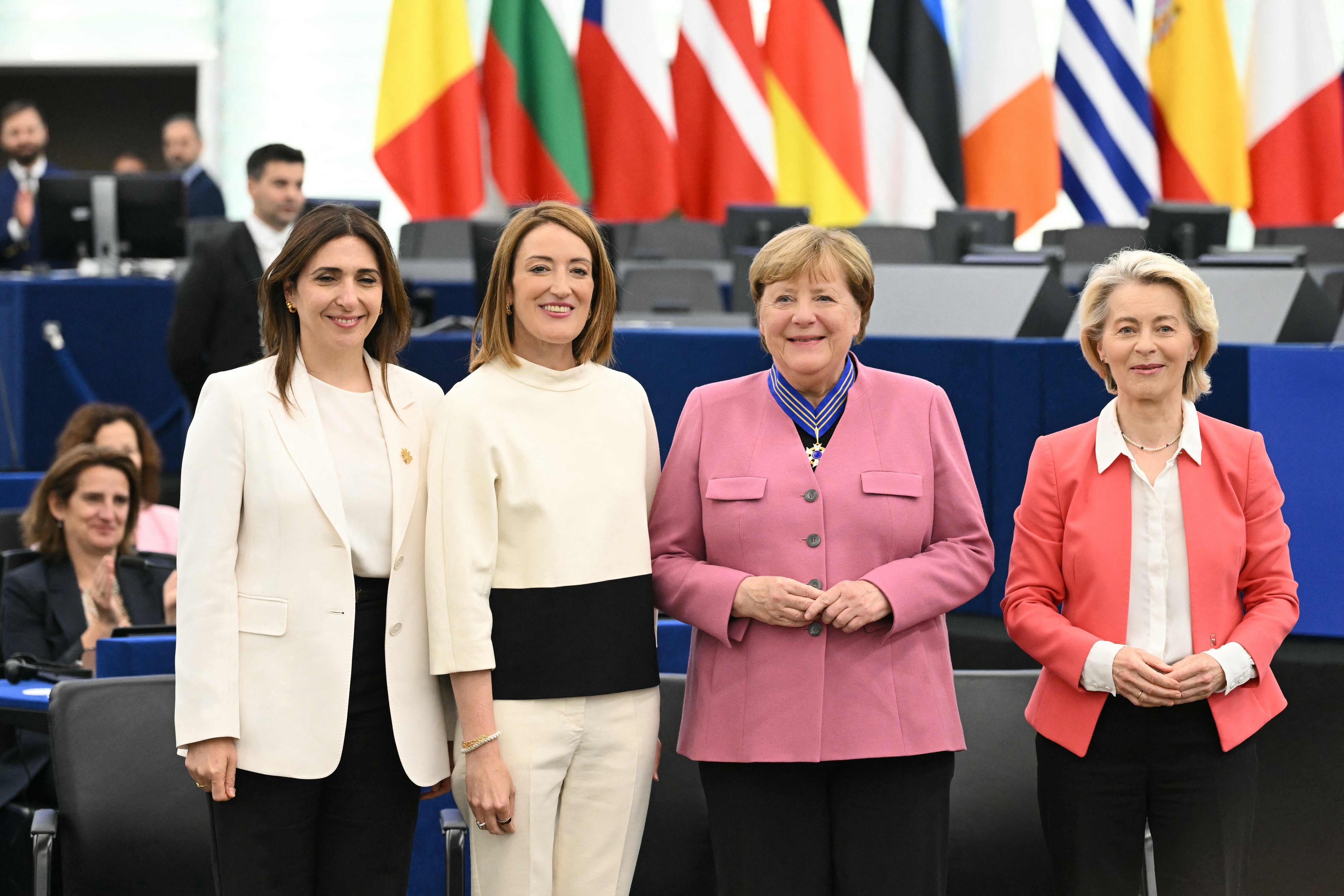 Die ehemalige deutsche Bundeskanzlerin <strong>Angela Merkel</strong> (2.v.r.) mit der zyprischen Vizeministerin für Europaangelegenheiten, <strong>Marilena Raouna</strong> (links), der Präsidentin des EU-Parlaments, <strong>Roberta Metsola</strong>, und der Präsidentin der EU-Kommission, <strong>Ursula von der Leyen</strong> (rechts), bei der Verleihung des Europäischen Verdienstordens.