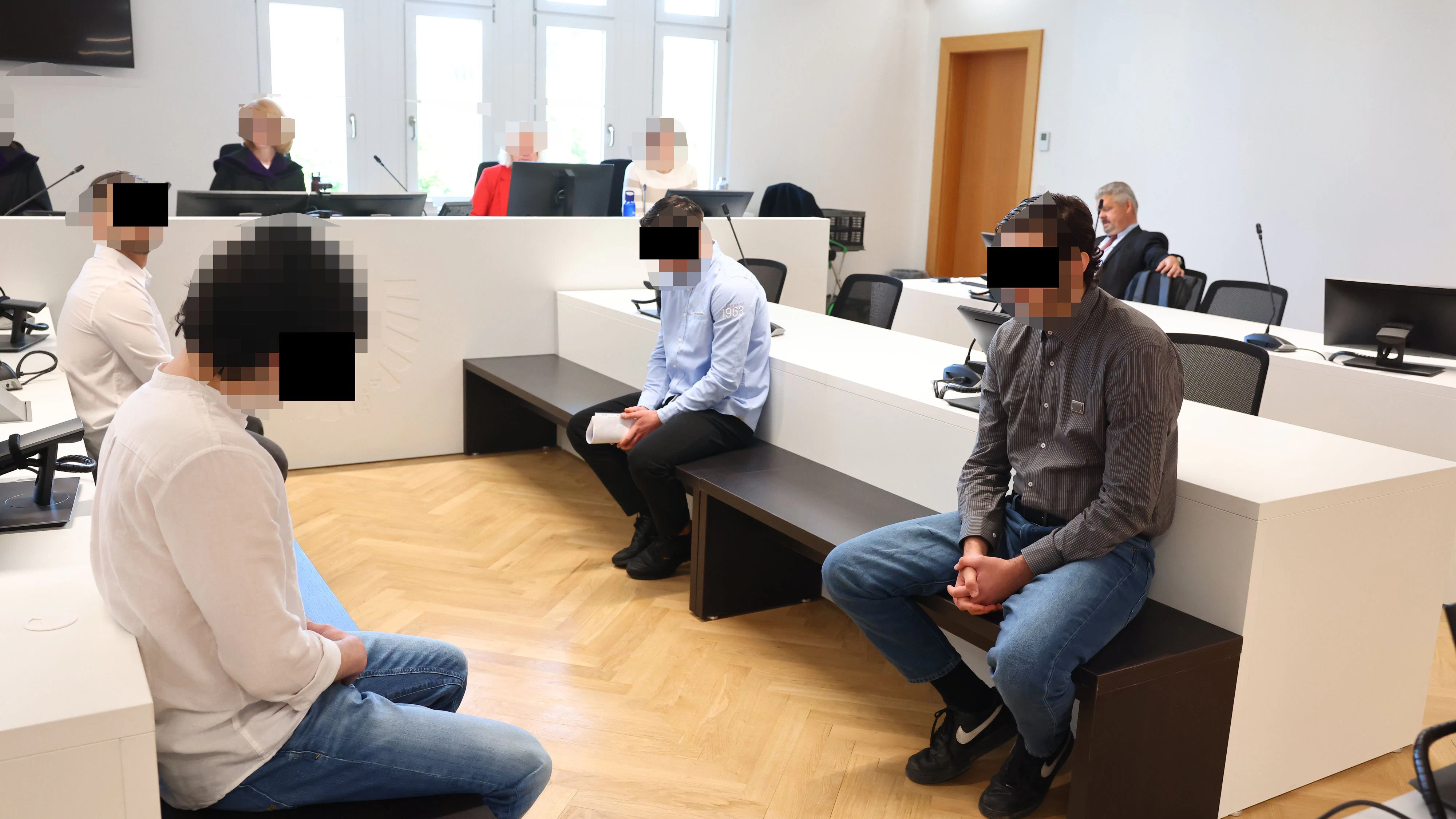 Die Verdächtigen vor Gericht in Wien.
