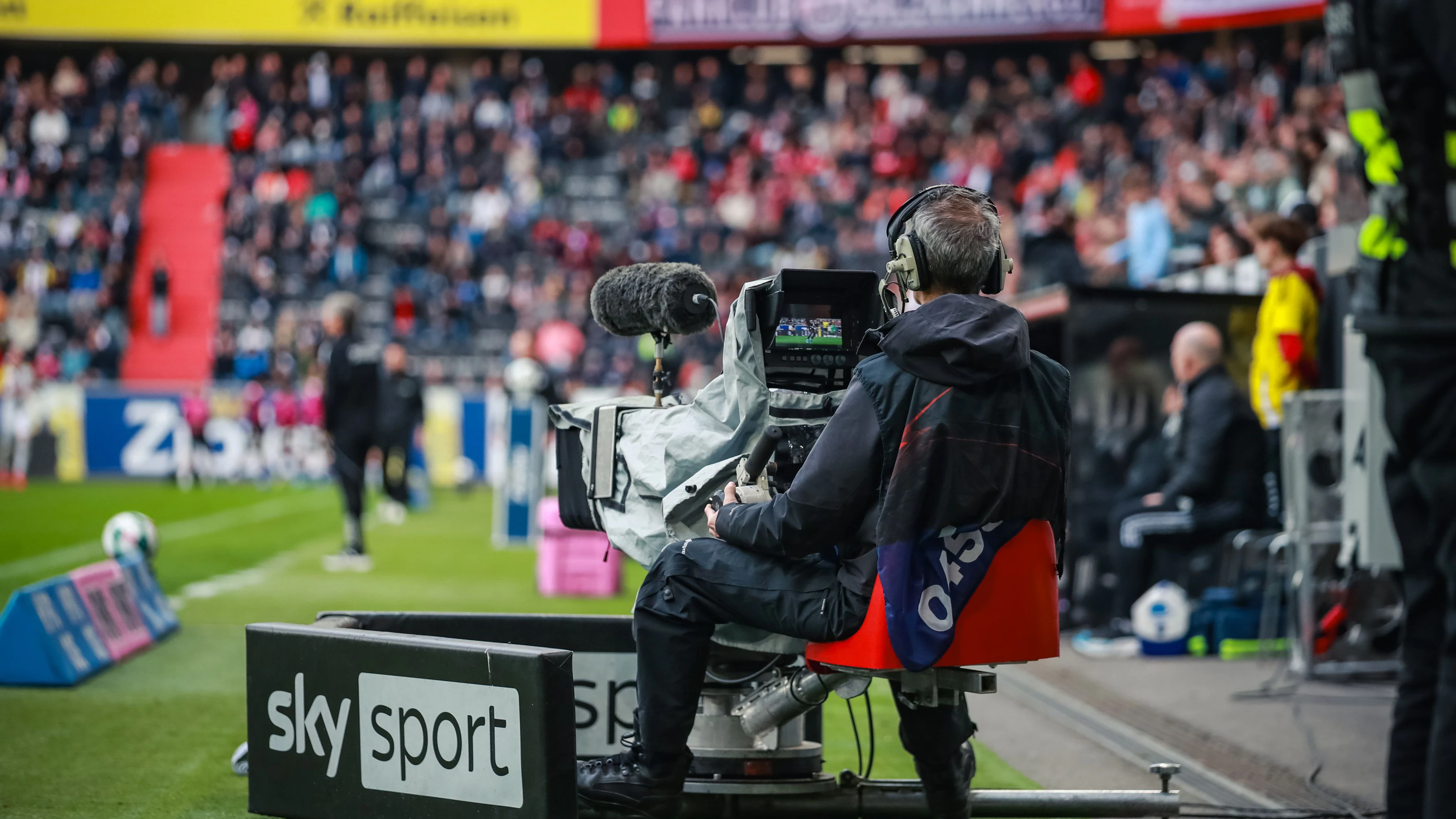 LINZ,AUSTRIA,19.APR.26 - SOCCER - ADMIRAL Bundesliga, championship group, Linzer ASK vs SK Sturm Graz. Image shows a feature with the sky sport tv camera. Photo: GEPA pictures/ Manuel Binder