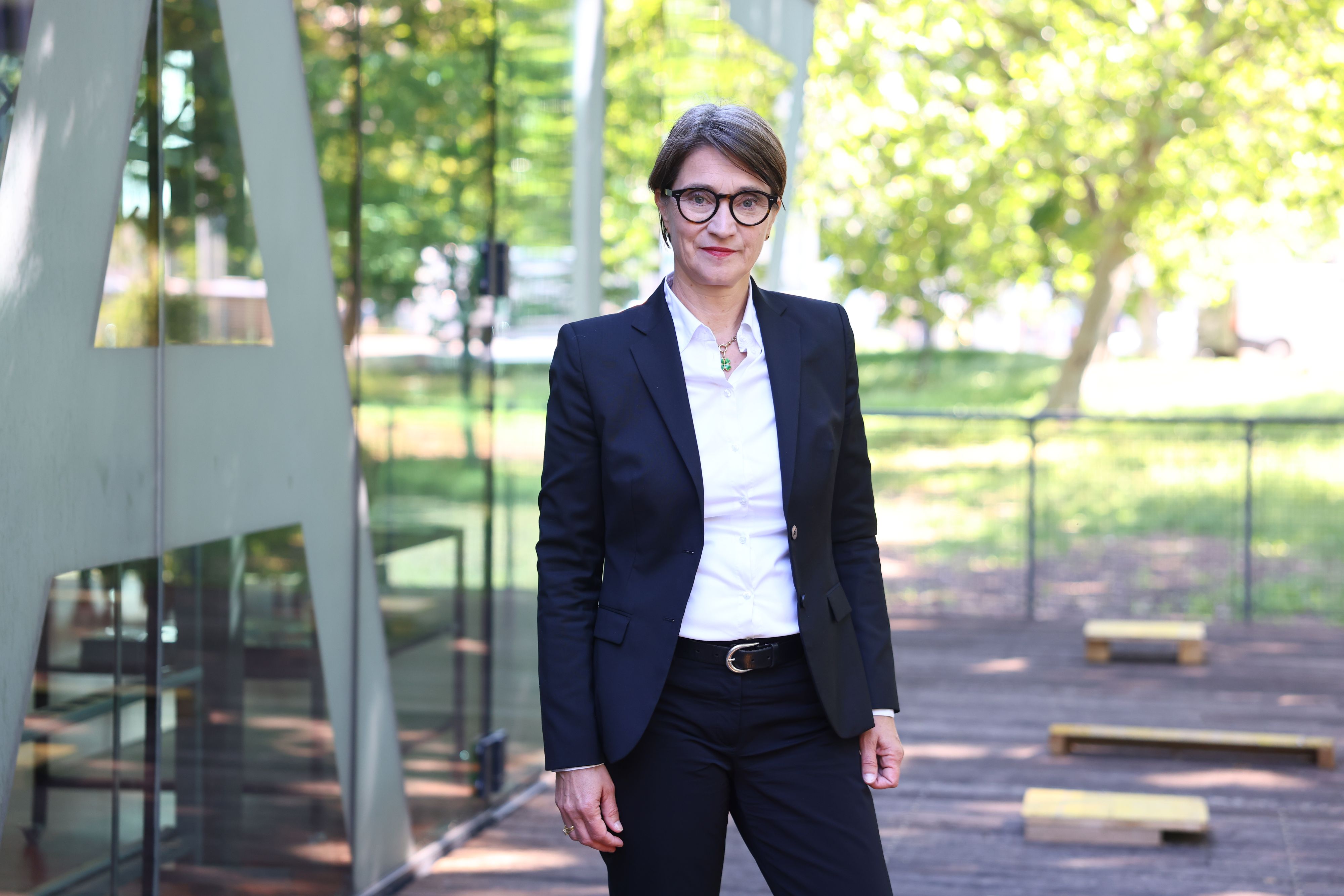 Lisa Totzauer erklärte am 20. Mai 2026 öffentlich ihre Bewerbung als neue ORF-Generaldirektorin ab 2027. Die erfahrene Managerin positionierte sich dabei als Visionärin, die den Rundfunk aus dem Inneren heraus völlig umkrempeln will. Sie kritisierte die politische Einflussnahme und Netzwerke scharf.