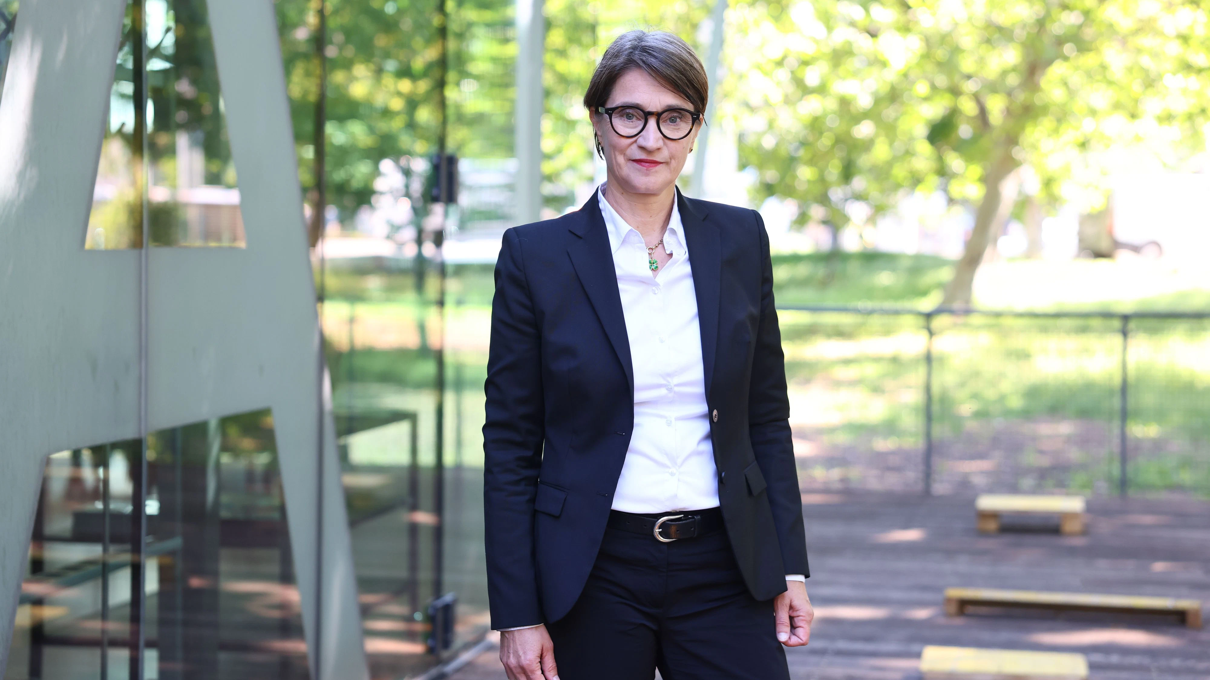 Lisa Totzauer erklärte am 20. Mai 2026 öffentlich ihre Bewerbung als neue ORF-Generaldirektorin ab 2027. Die erfahrene Managerin positionierte sich dabei als Visionärin, die den Rundfunk aus dem Inneren heraus völlig umkrempeln will. Sie kritisierte die politische Einflussnahme und Netzwerke scharf.