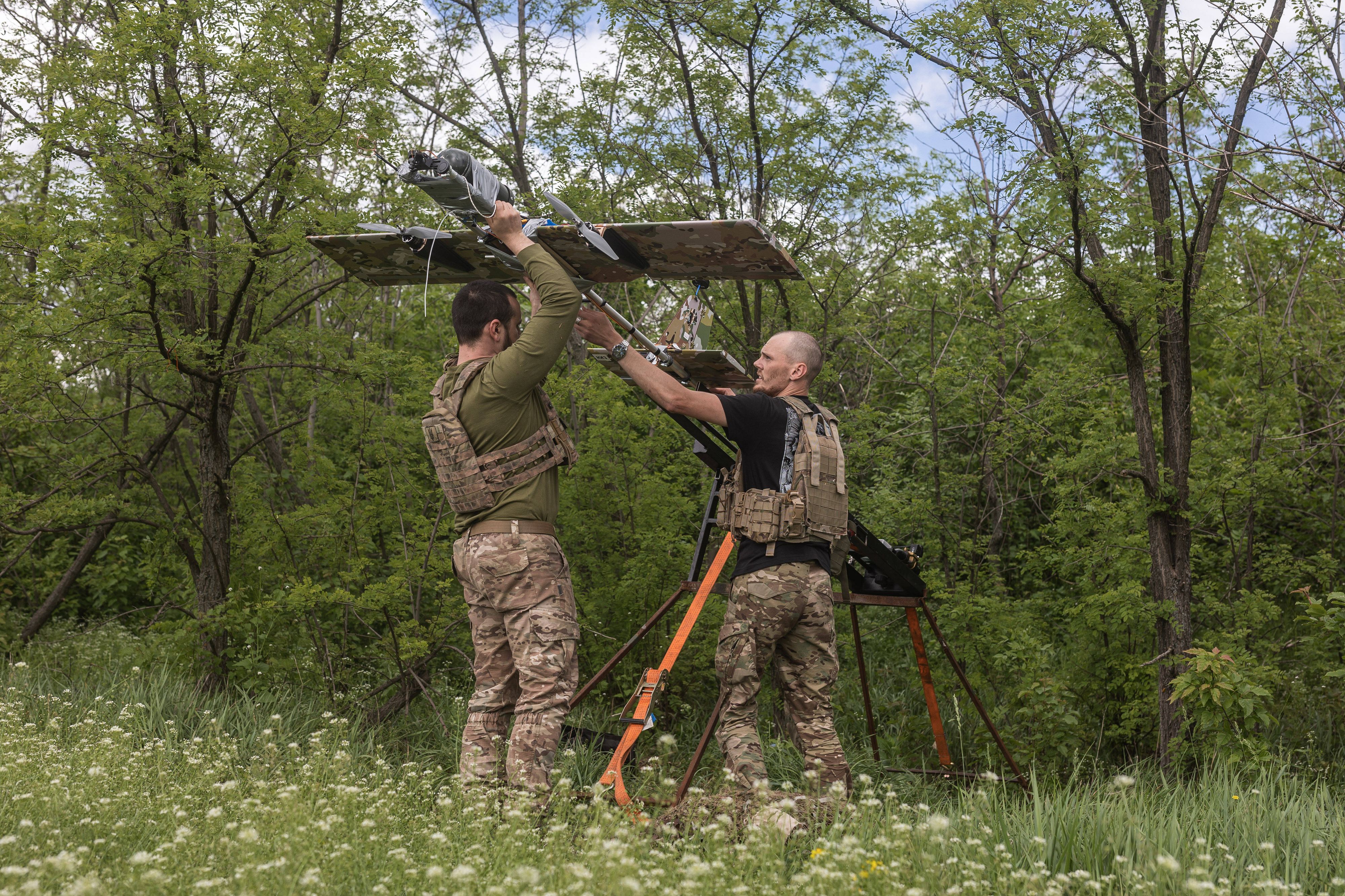 Ukrainische Soldaten bereiten die Angriffsdrohne „Bliskavka“ vor, um am 15. Mai 2026 russische Stellungen in Richtung Kostiantynivka im Gebiet Donezk in der Ukraine anzugreifen.