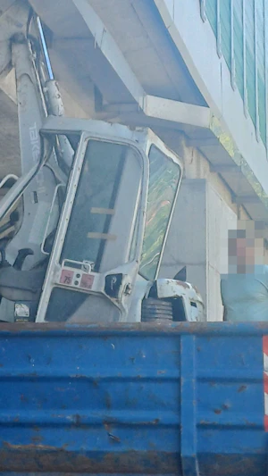 Lkw-Unfall Wien: Überladener Lastwagen beschädigt Tunnel, Fahrer begeht Fahrerflucht. Verkehrsbehinderungen und Anzeige am Dienstag.