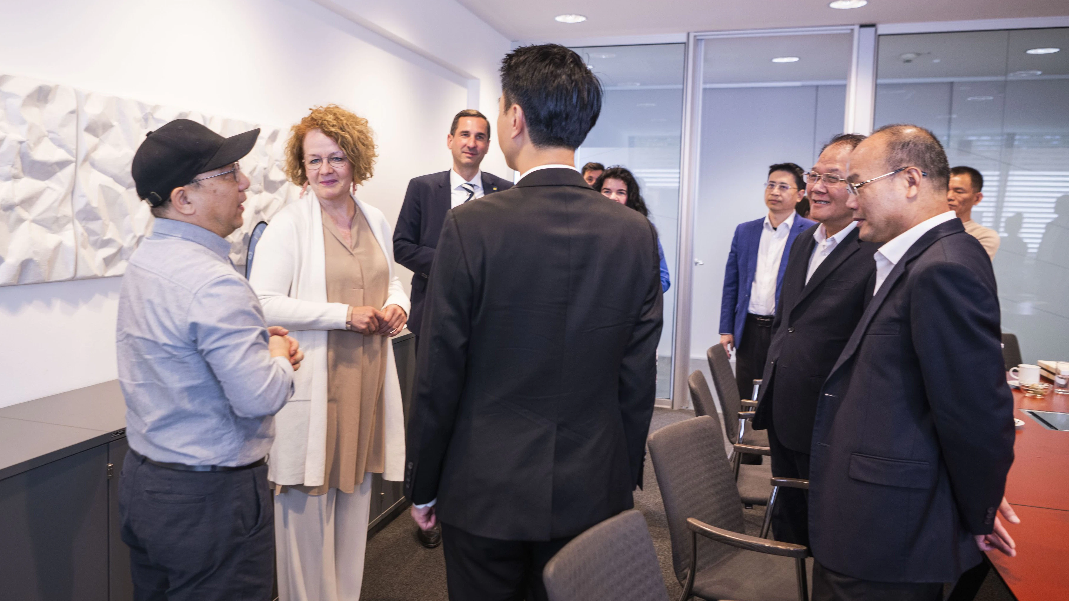 Die Delegation von der chinesischen Stadt Yangjiang gemeinsam mit Christiane Teschl-Hofmeister (ÖVP, 2.v.l.), Landesrätin für Bildung, Soziales und Wohnbau, und Bernhard Kadlec, Vorstand der NÖ Landesgesundheitsagentur (3.v.l.).