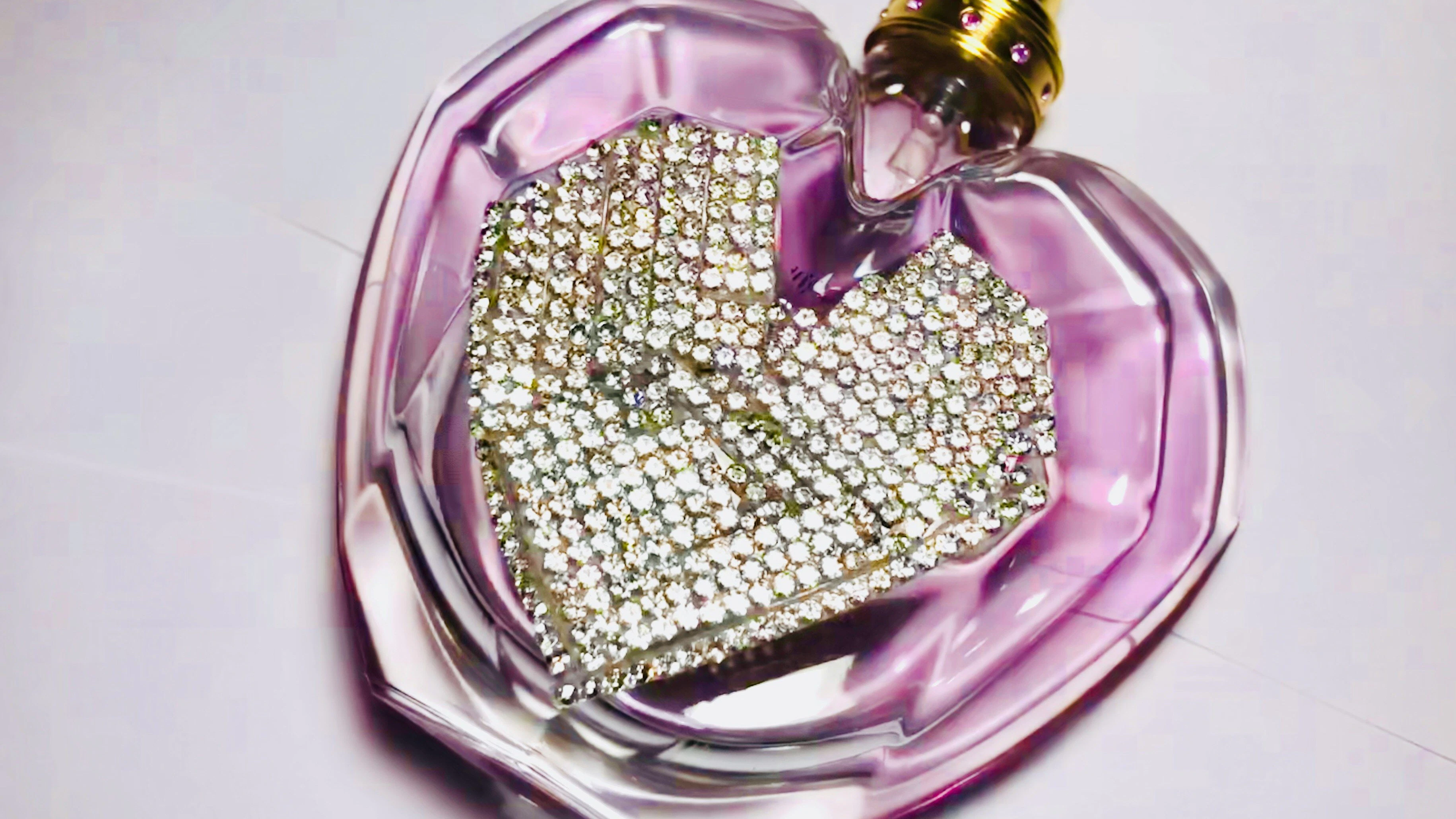 Parfum mit Strasssteinchen...