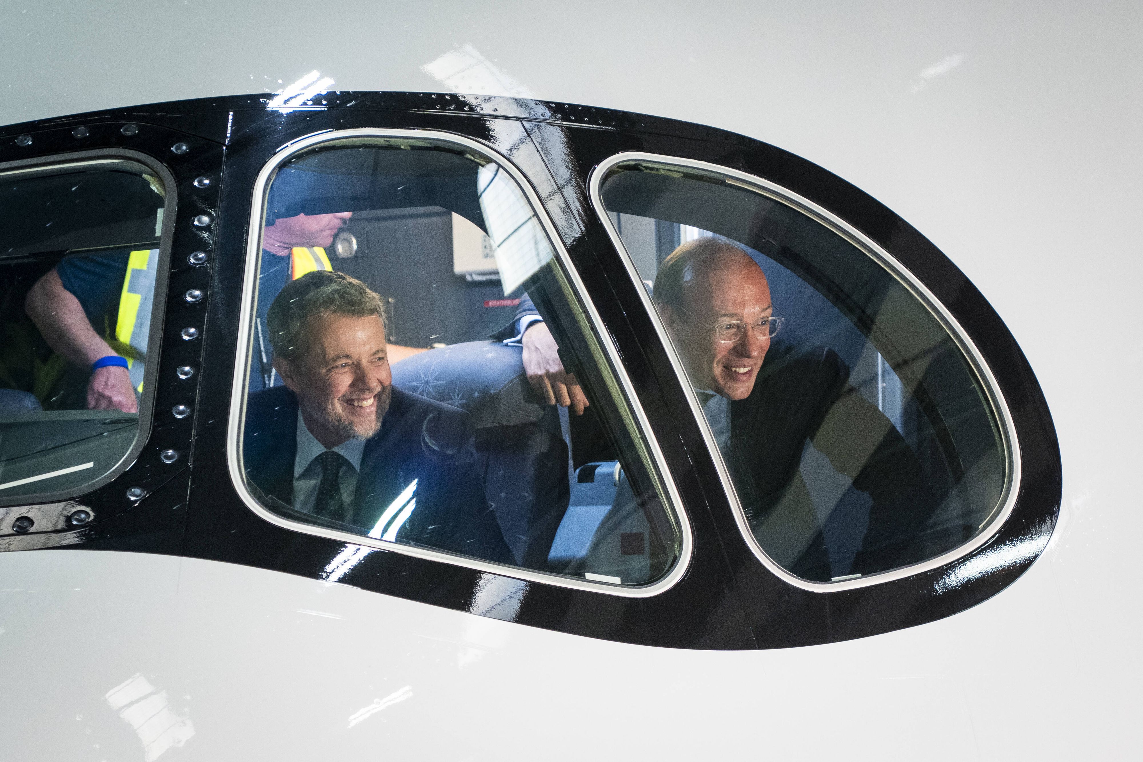 Frederik tauft einen neuen Airbus auf den Namen 