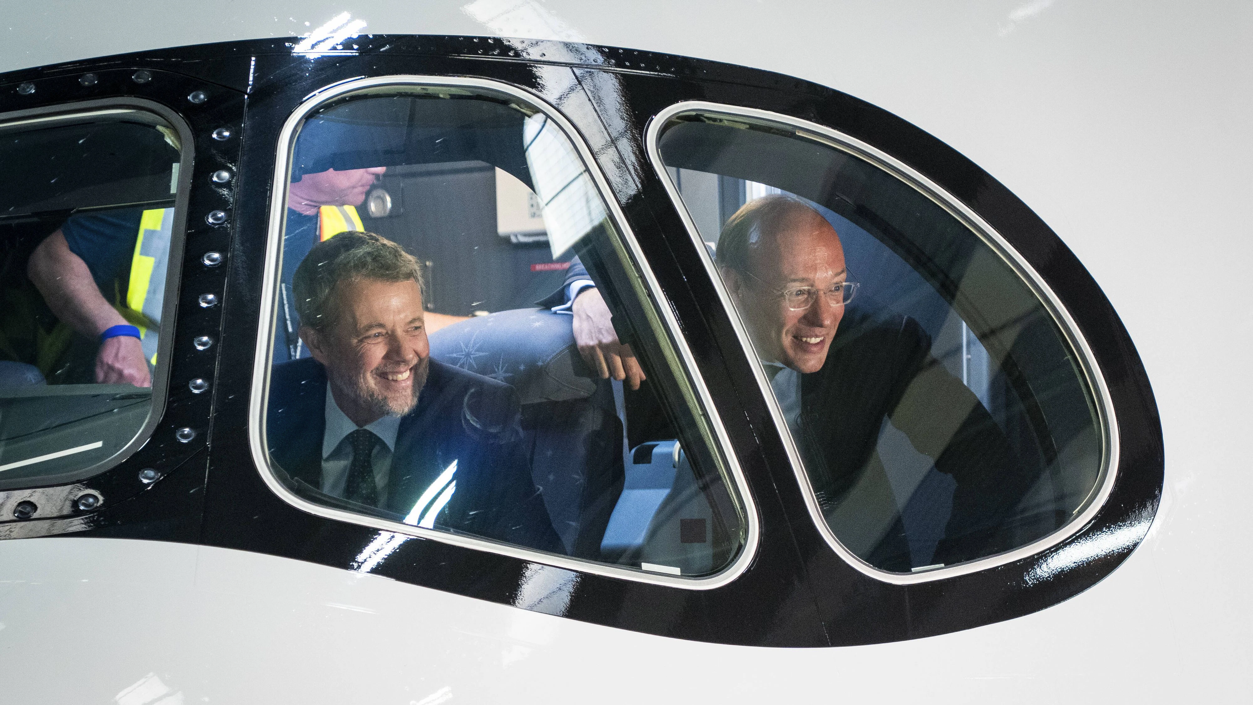 Frederik tauft einen neuen Airbus auf den Namen "Frederik Viking".