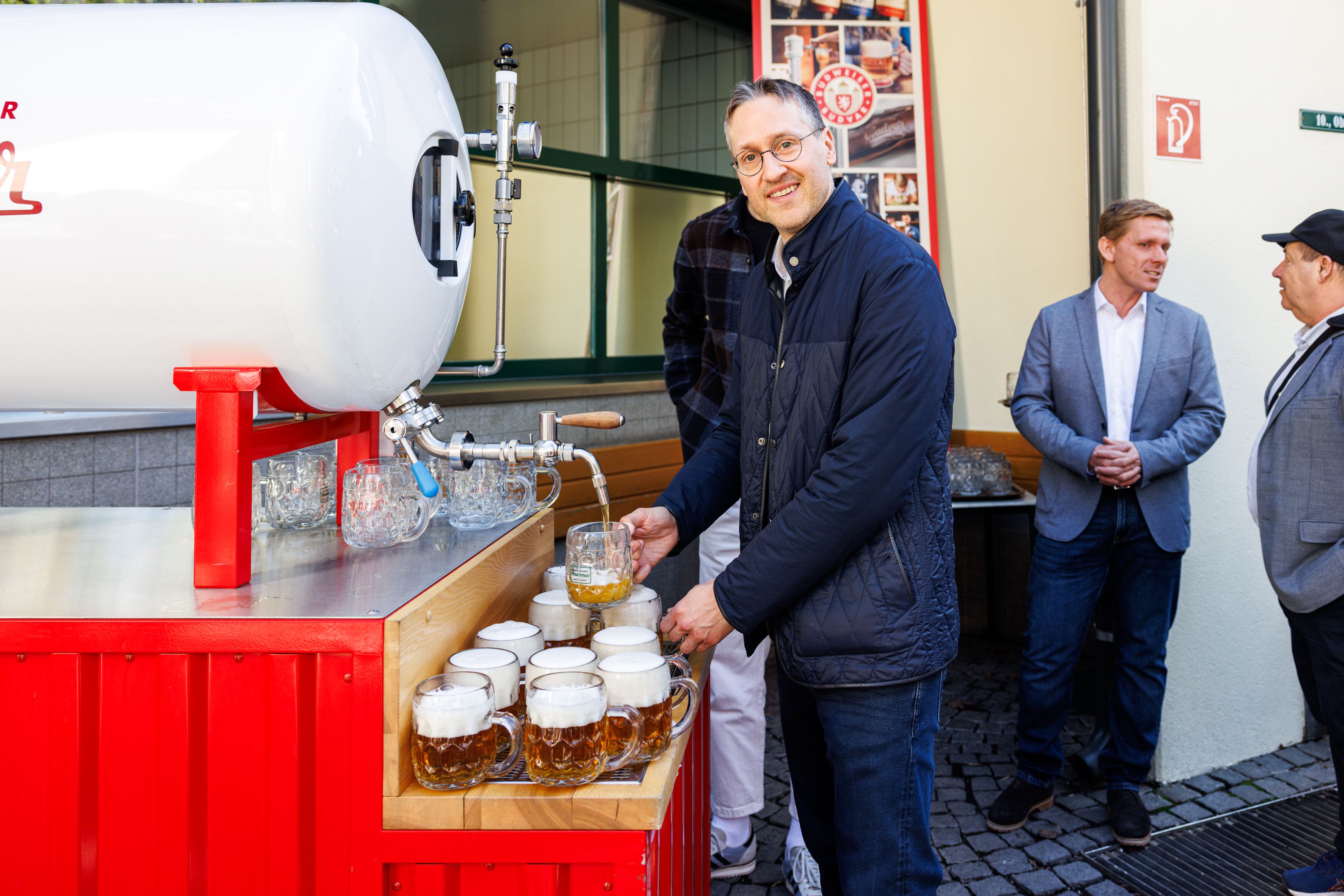 Gastgeber Karl Kolarik lädt zum Jubiläumsfest.