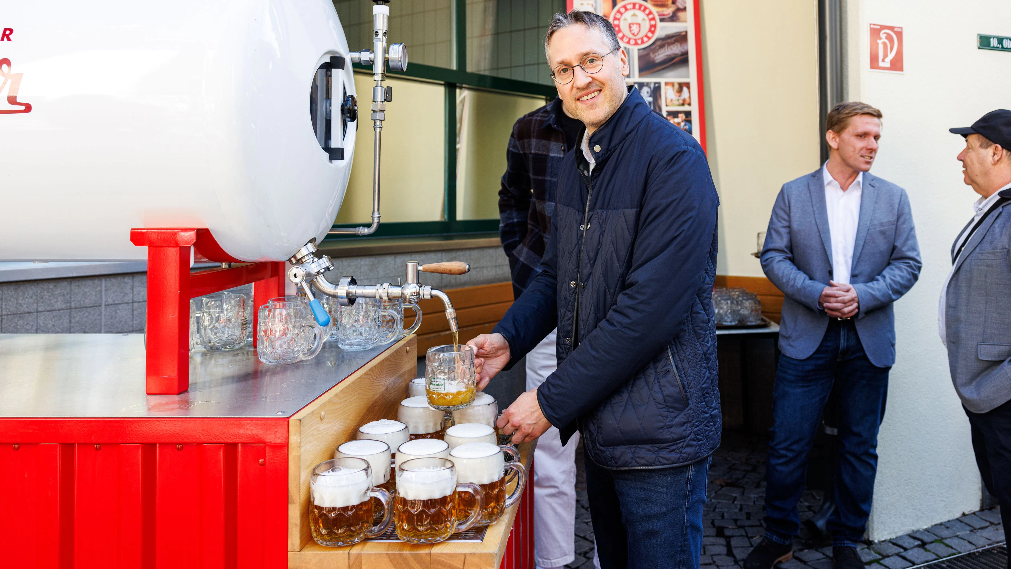 Heute.at - 100 Jahre Bier-Tradition – Großes Fest im Schweizerhaus