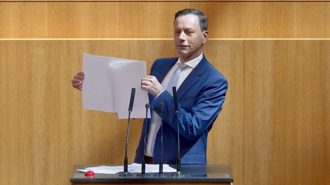 Neuer ÖVP-Klubchef Gödl zeigt eine leere Seite - als Beispiel für die Kickls Leistung als damaliger Innenminister.