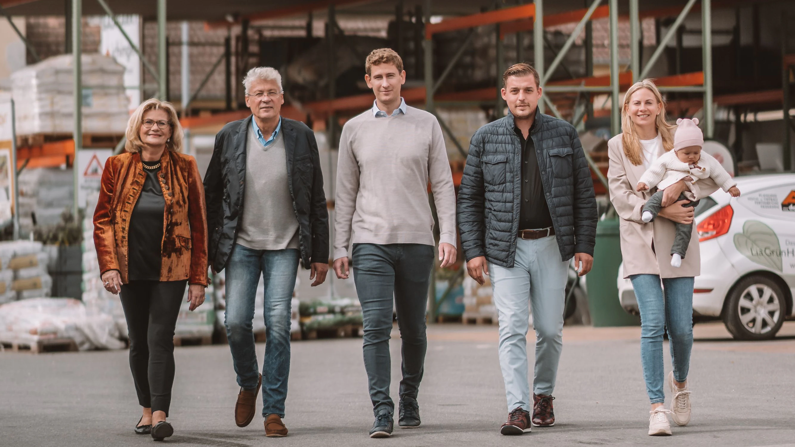 Familienbetrieb, geführt von Helmut (2 v.l.) und Stefan (2 v.r.) Aichninger.