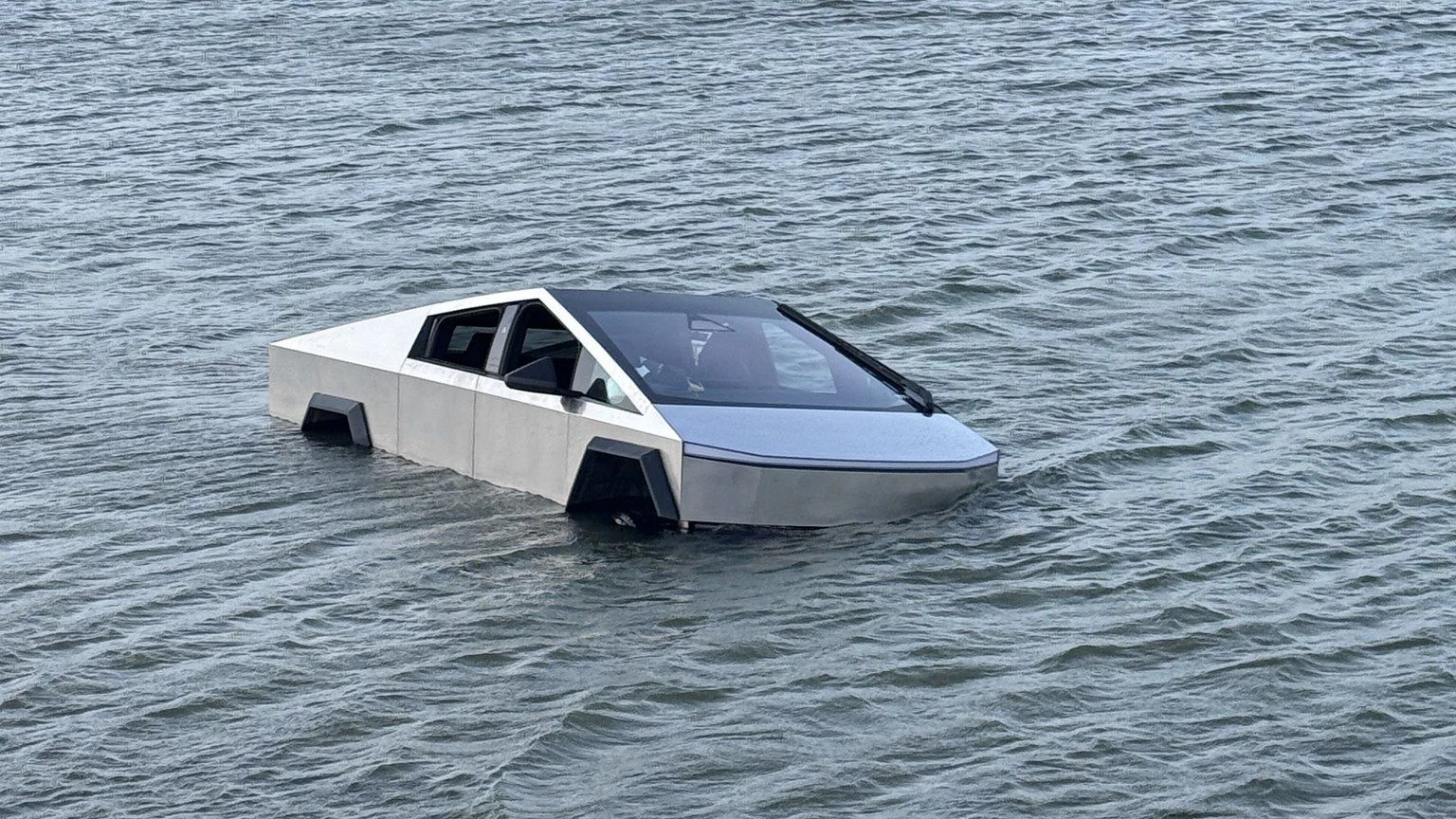 Tesla im "Wade Mode" ging baden