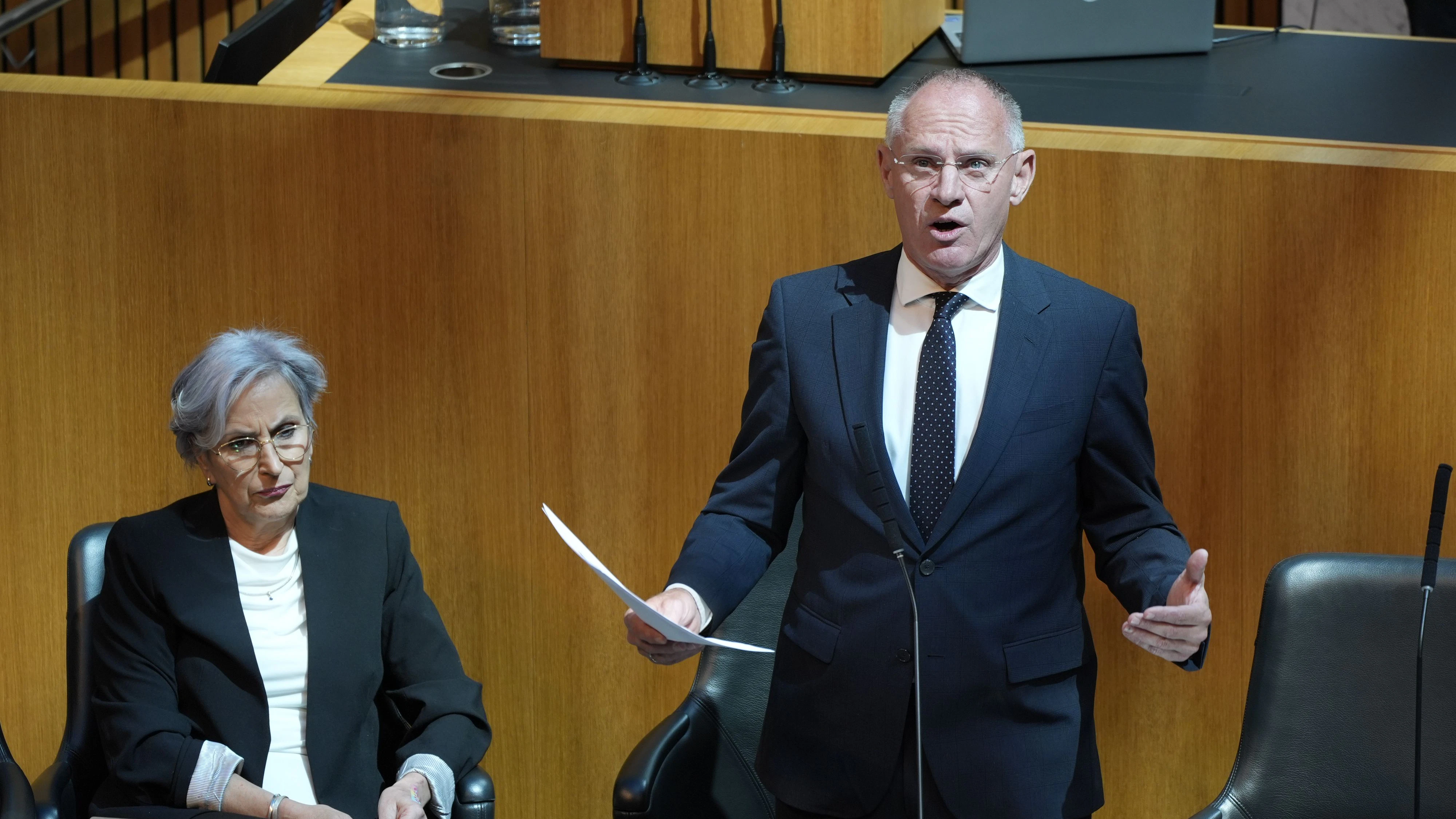 Innenminister Gerhard Karner will den "konsequenten, harten, aber gerechten Weg"  in Asyl- und Migrationsfragen fortsetzen. Im Nationalrat berichtete er am 20. Mai 2026 über die aktuelle Situation.