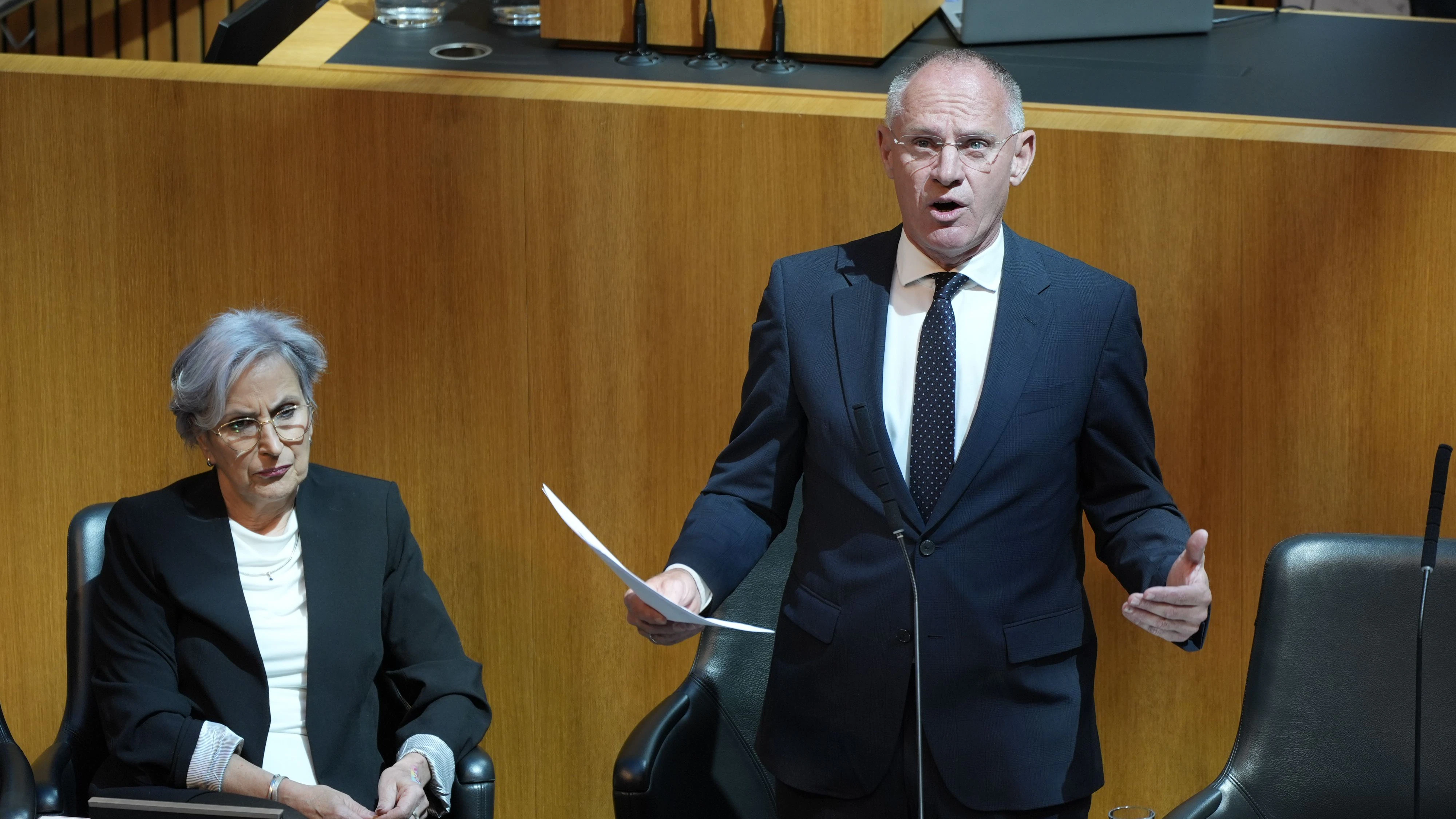 Innenminister Gerhard Karner will den "konsequenten, harten, aber gerechten Weg"  in Asyl- und Migrationsfragen fortsetzen. Im Nationalrat berichtete er am 20. Mai 2026 über die aktuelle Situation.