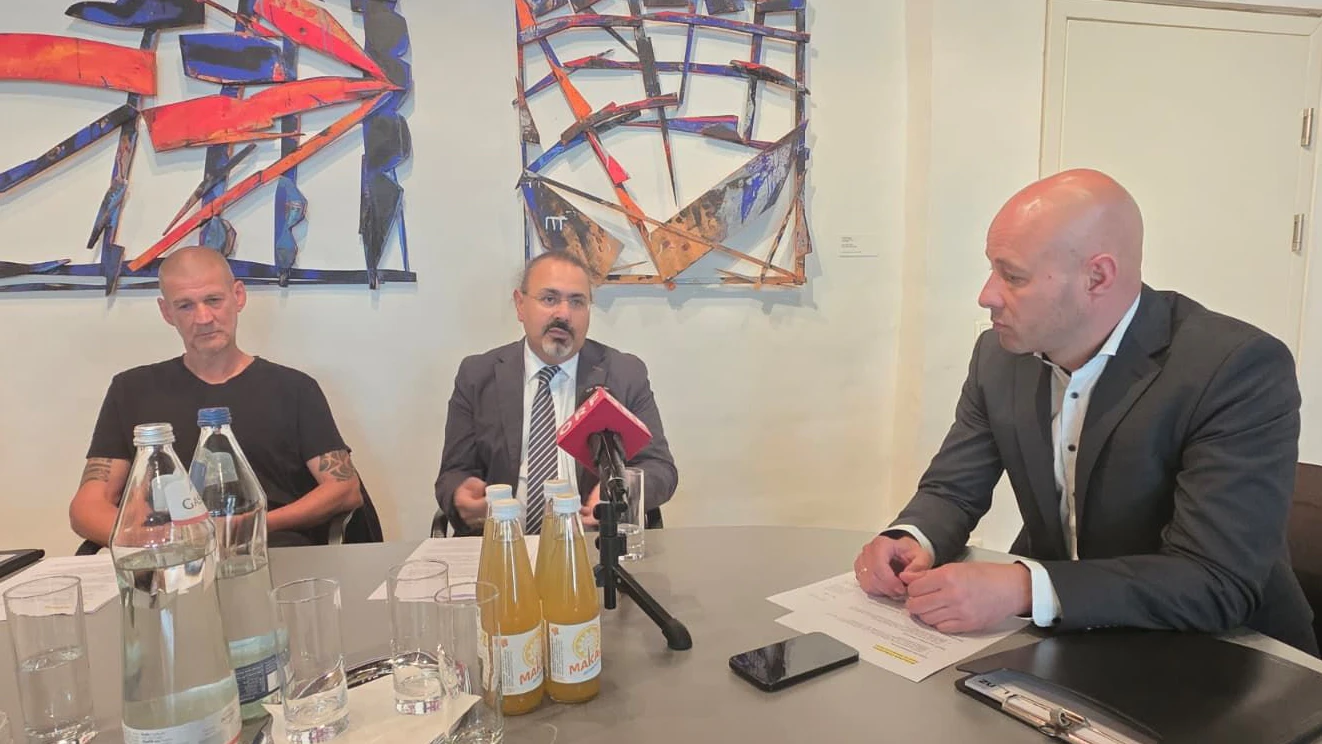 Schwarzenbrunner, Yazdi-Zorn und Hajart im Gesrpäch.