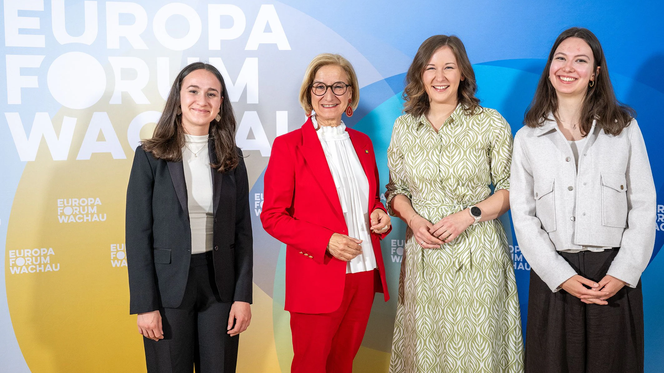 Landeshauptfrau Johanna Mikl-Leitner und Bundesministerin Clauia Bauer mit Teilnehmerinnen des Europa-Forum Wachau.