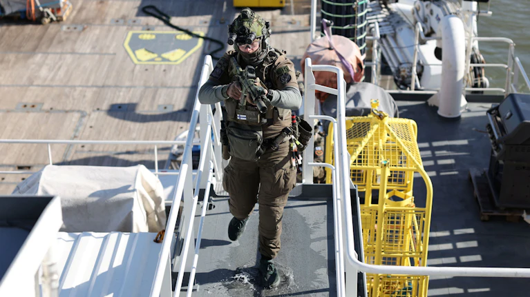 Die USA ziehen immer mehr Truppen und Waffen aus Europa ab. Das schlimmere Szenario: Sie lassen die NATO im Kriegsfall im Regen stehen oder stellen sich sogar gegen sie. Dann schlägt die Stunde der Joint Expeditionary Force (JEF). Was damit gemeint ist.