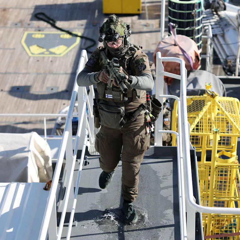 Die USA ziehen immer mehr Truppen und Waffen aus Europa ab. Das schlimmere Szenario: Sie lassen die NATO im Kriegsfall im Regen stehen oder stellen sich sogar gegen sie. Dann schlägt die Stunde der Joint Expeditionary Force (JEF). Was damit gemeint ist.