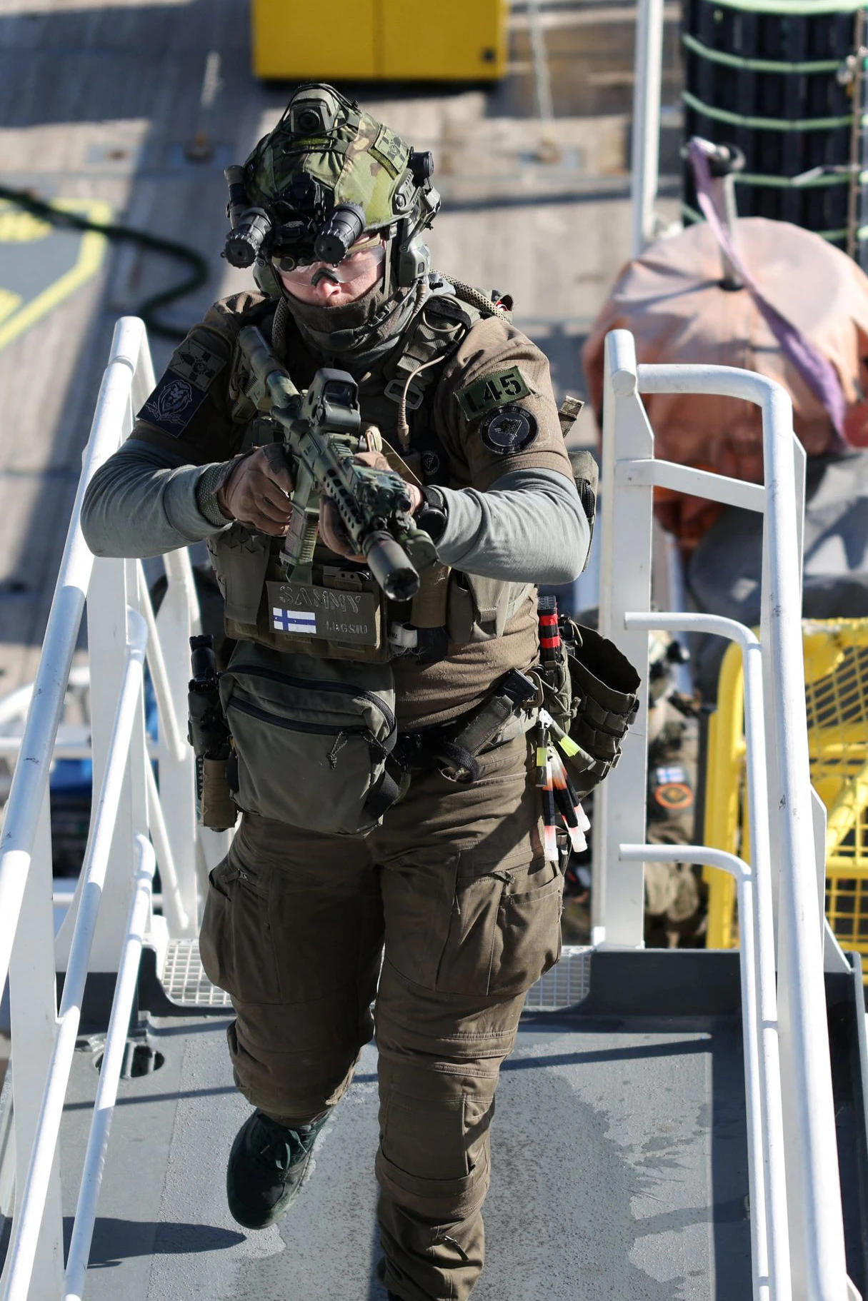 Ein Mitglied des finnischen Grenzschutzes während des Besuchs der JEF-Staats- und Regierungschefs auf dem Hochsee-Patrouillenschiff „Turva“