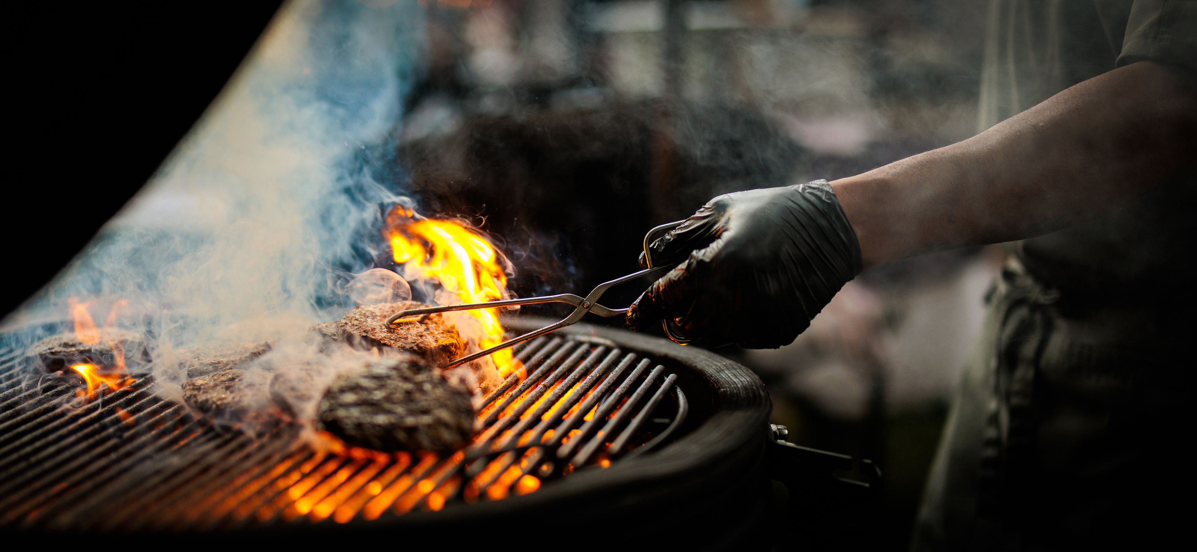 Rund 800 Menschen verletzten sich 2025 beim Grillen krankenhausreif.