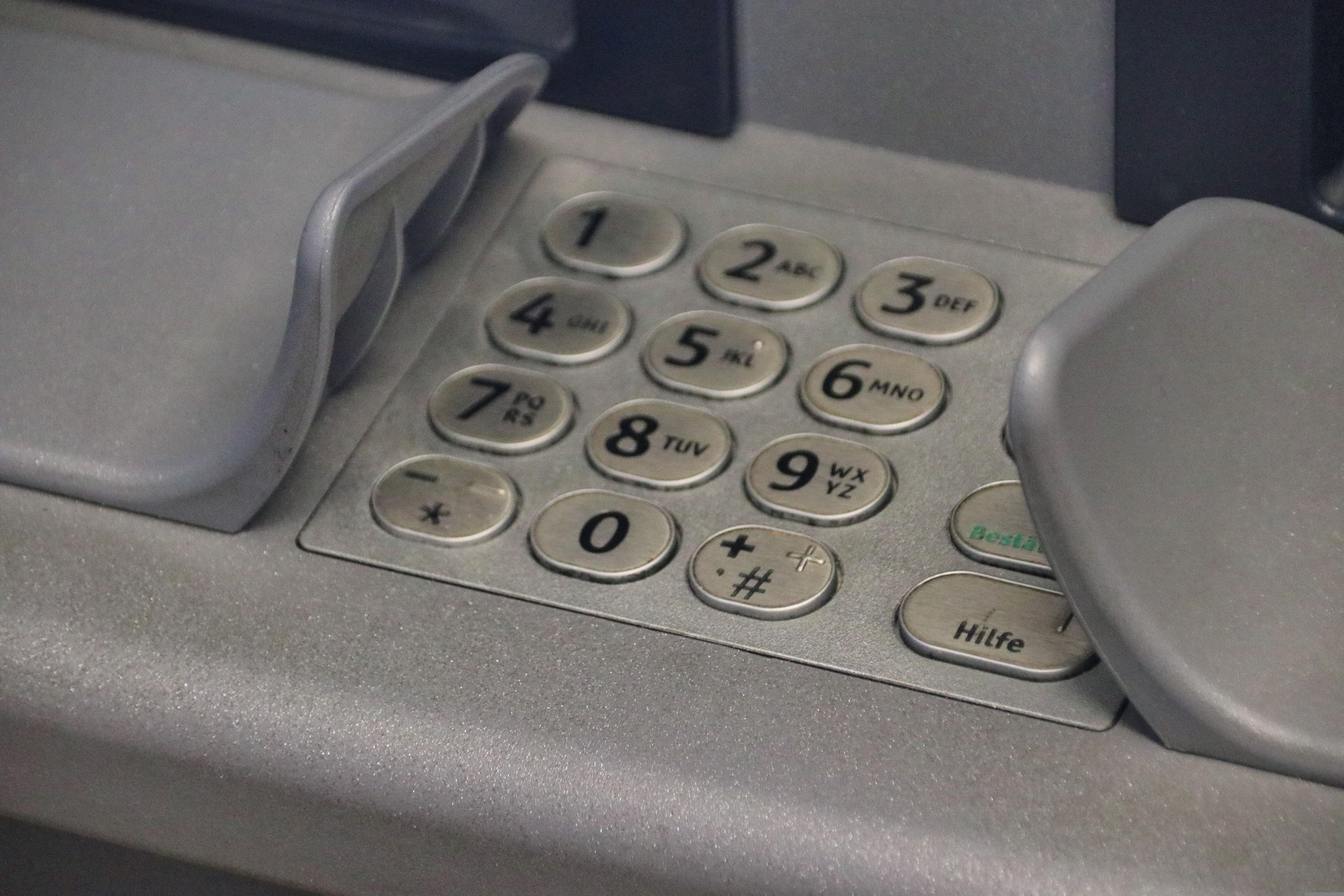 iele Banken bieten kostenlose Jugend- oder Studentenkonten an, die nach einem bestimmten Geburtstag automatisch kostenpflichtig werden.
