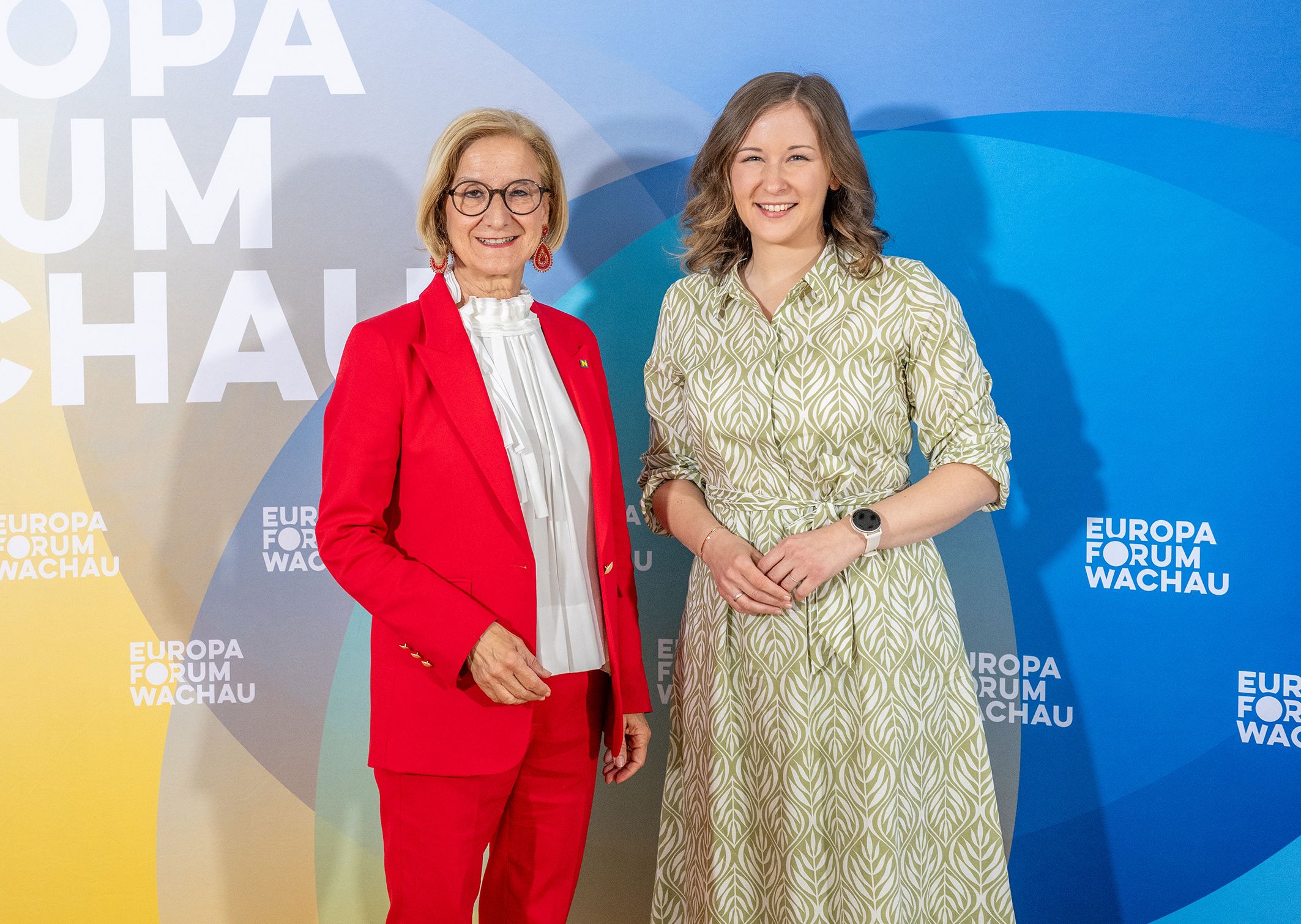Pressekonferenz zu aktuellen europapolitischen Themen im Rahmen des Europa-Forum Wachau am Campus Krems: Landeshauptfrau Johanna Mikl-Leitner und Europaministerin Claudia Bauer.
