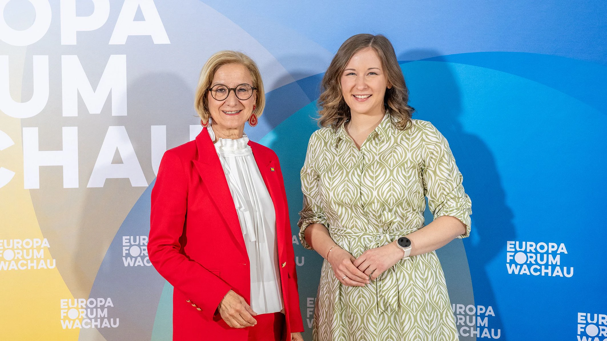 Pressekonferenz zu aktuellen europapolitischen Themen im Rahmen des Europa-Forum Wachau am Campus Krems: Landeshauptfrau Johanna Mikl-Leitner und Europaministerin Claudia Bauer.