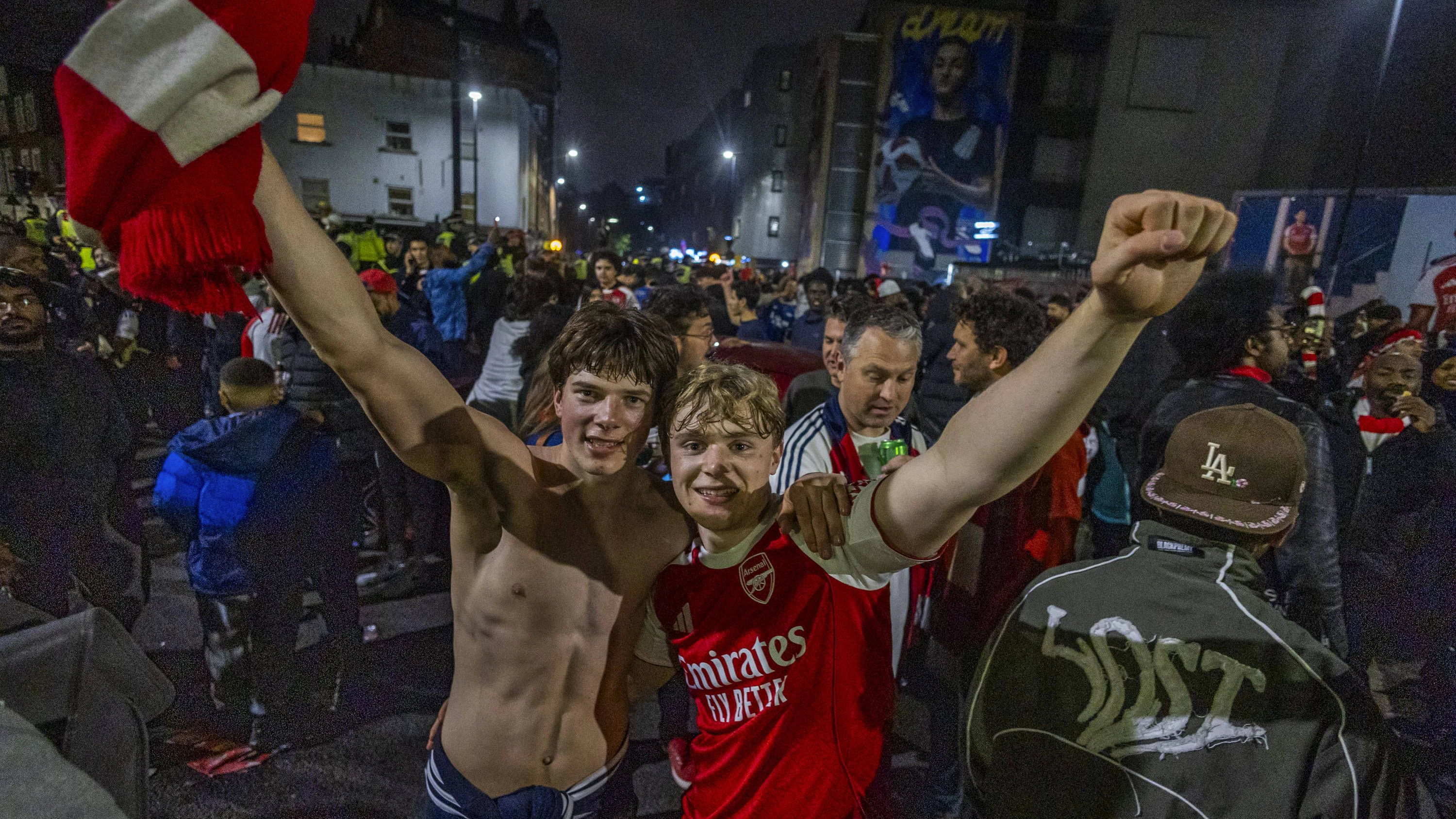 May 20, 2026, London, London, UK: London, UK. Arsenal fans celebrate outside the Emirates Stadium in north London after Arsenal F. C. were confirmed as Premier League champions following Manchester City F. C.Ãââ s 1-1 draw with AFC Bournemouth. London UK PUBLICATIONxINxGERxSUIxAUTxONLY - ZUMAl94_ 20260520_zaf_l94_002 Copyright: xMarcinxNowakx