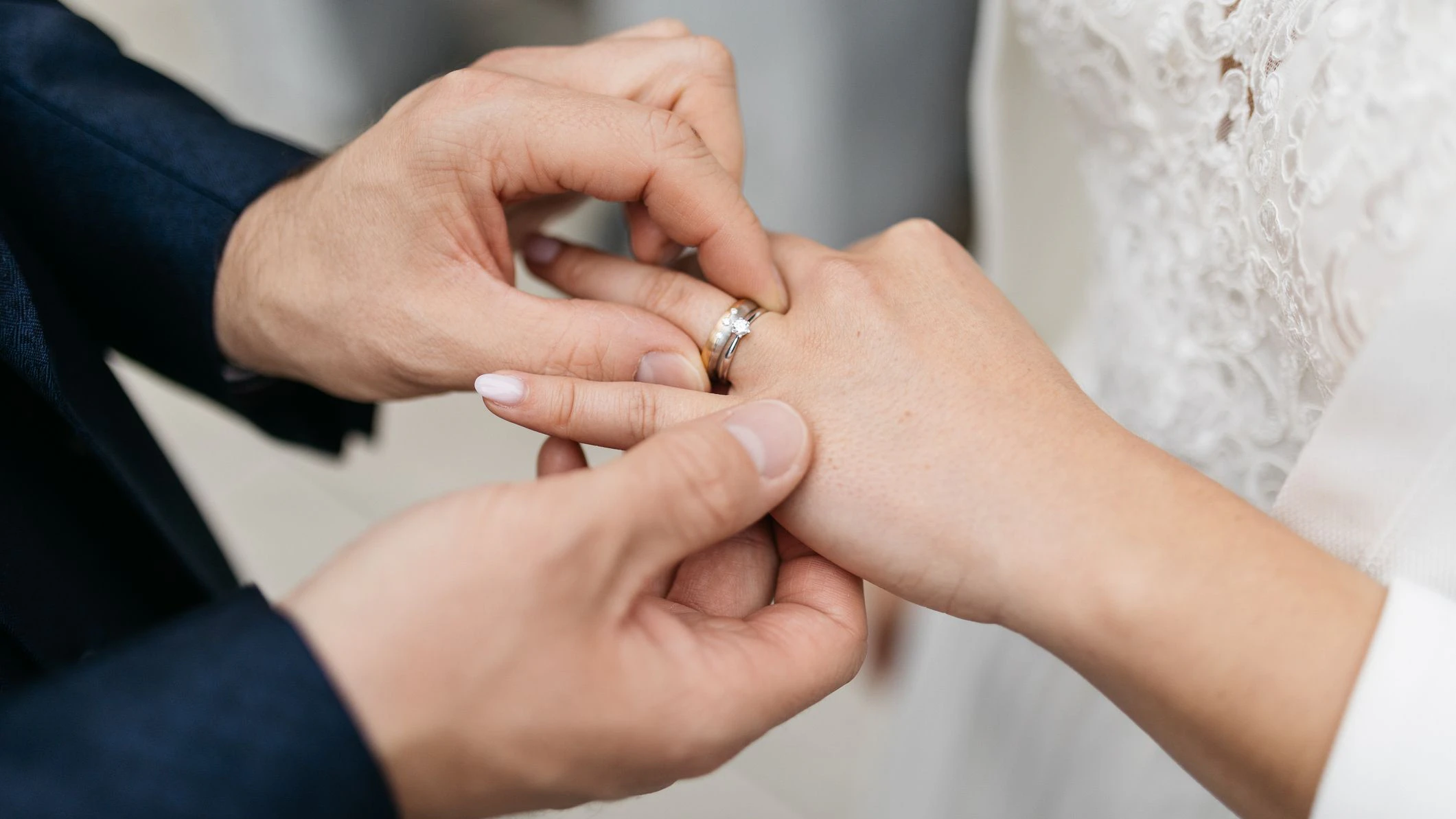 Großbritannien ist erschüttert: Mehrere ehemalige Teilnehmerinnen der Reality-Show "Married at First Sight UK" ("Hochzeit auf den ersten Blick") erheben schwere Vorwürfe gegen ihre TV-"Ehemänner". Laut einer BBC-"Panorama"-Recherche soll es während der Dreharbeiten sogar zu Vergewaltigungen gekommen sein.
