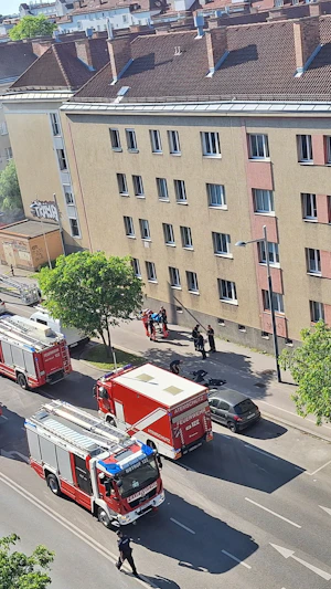 Kellerbrand Favoriten: Früher Feuerwehreinsatz in Wiener Gemeindebau. Flammen im Keller, Bewohner alarmiert, Einsatzkräfte vor Ort.