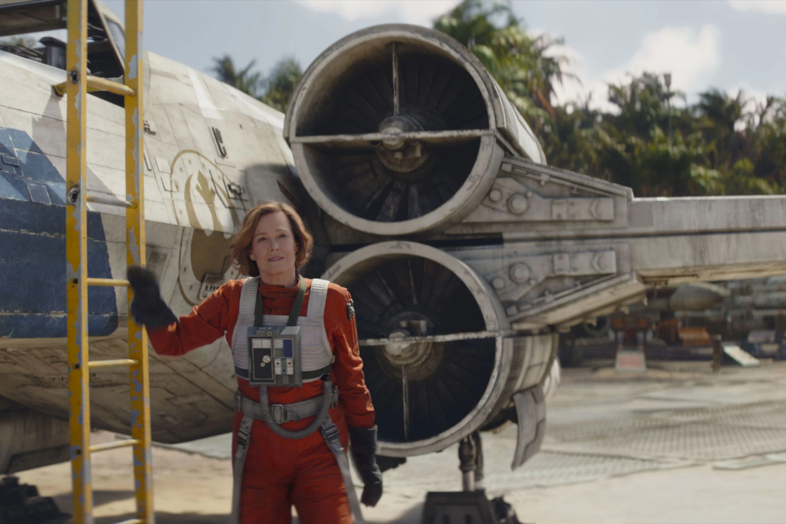 Schwingt sich mit 76 noch in den X-Fighter: Colonel Ward (Sigourney Weaver) in "Star Wars: The Mandalorian and Grogu"