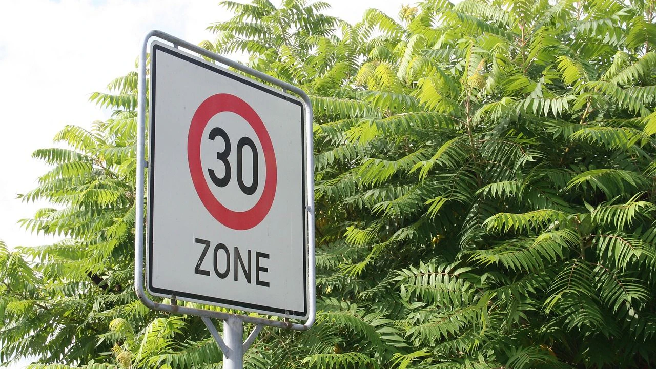 Tempo-30-Schild in einer Wohnstraße