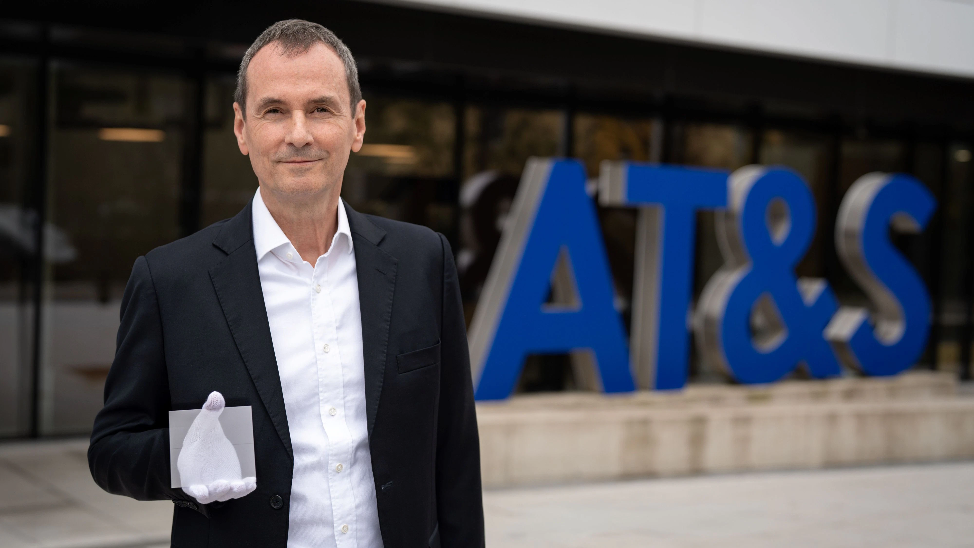 AT&S-CTO Peter Griehsnig mit dem Prototypen eines Glaskern-Substrates. 