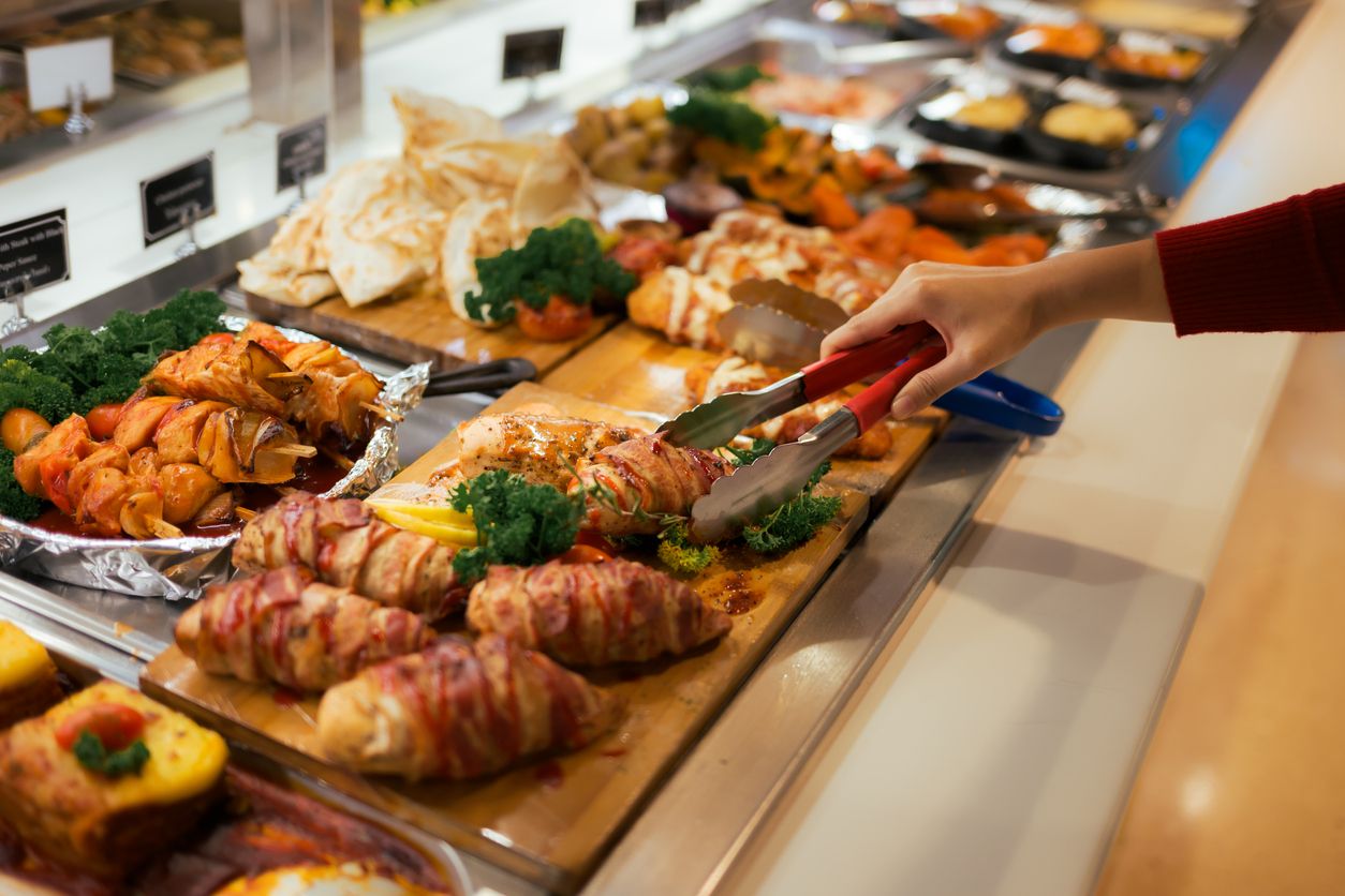 Viele Hotelgäste packen sich beim Frühstückbuffet heimlich einen Snack für später ein – erlaubt ist das aber meist nicht.