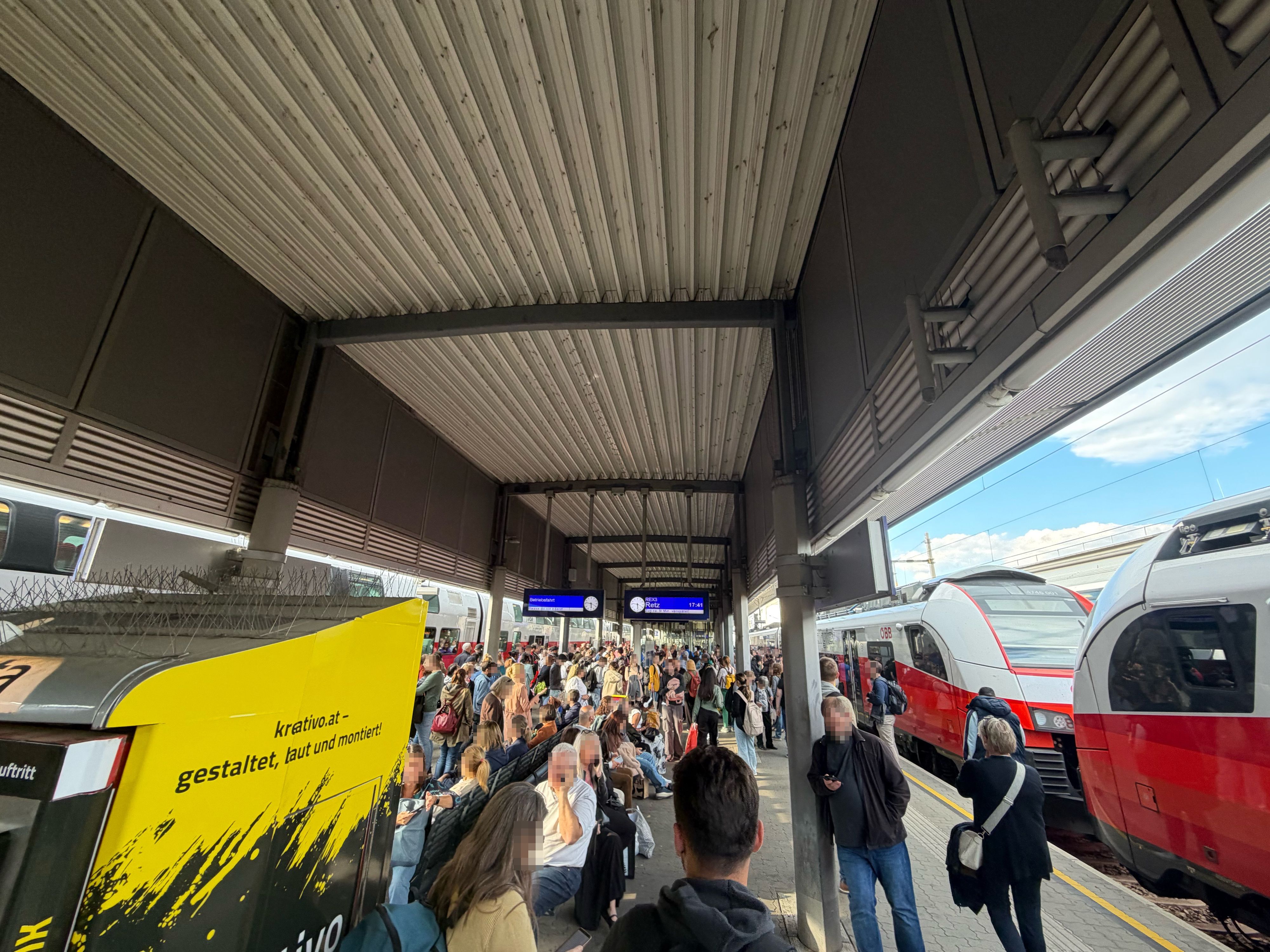 Beim Bahnhof Floridsdorf kamen eine Menge Passagiere wegen der Störung zusammen.
