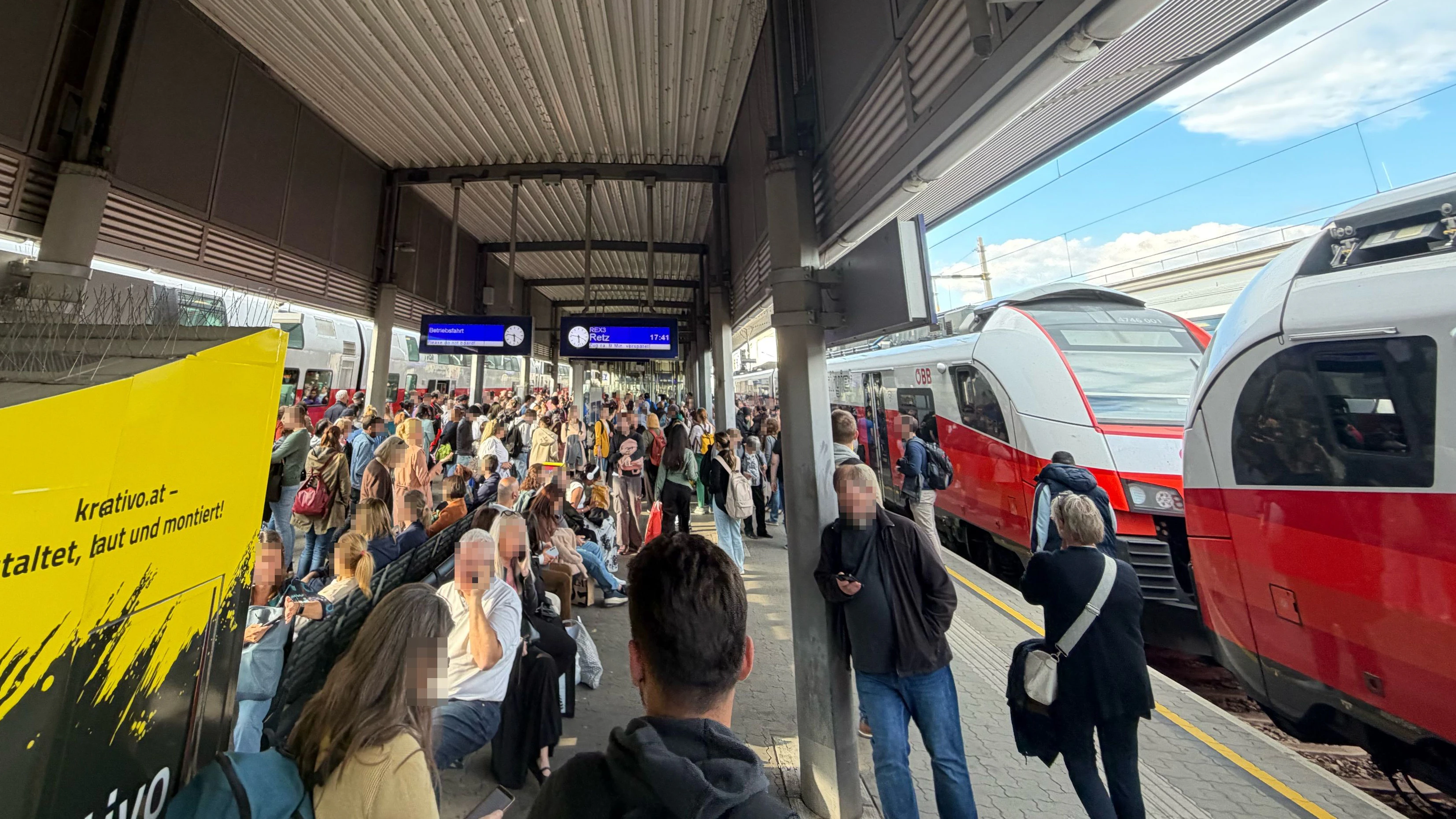 Am Bahnhof Floridsdorf kamen eine Menge Personen wegen der Störung zusammen. 