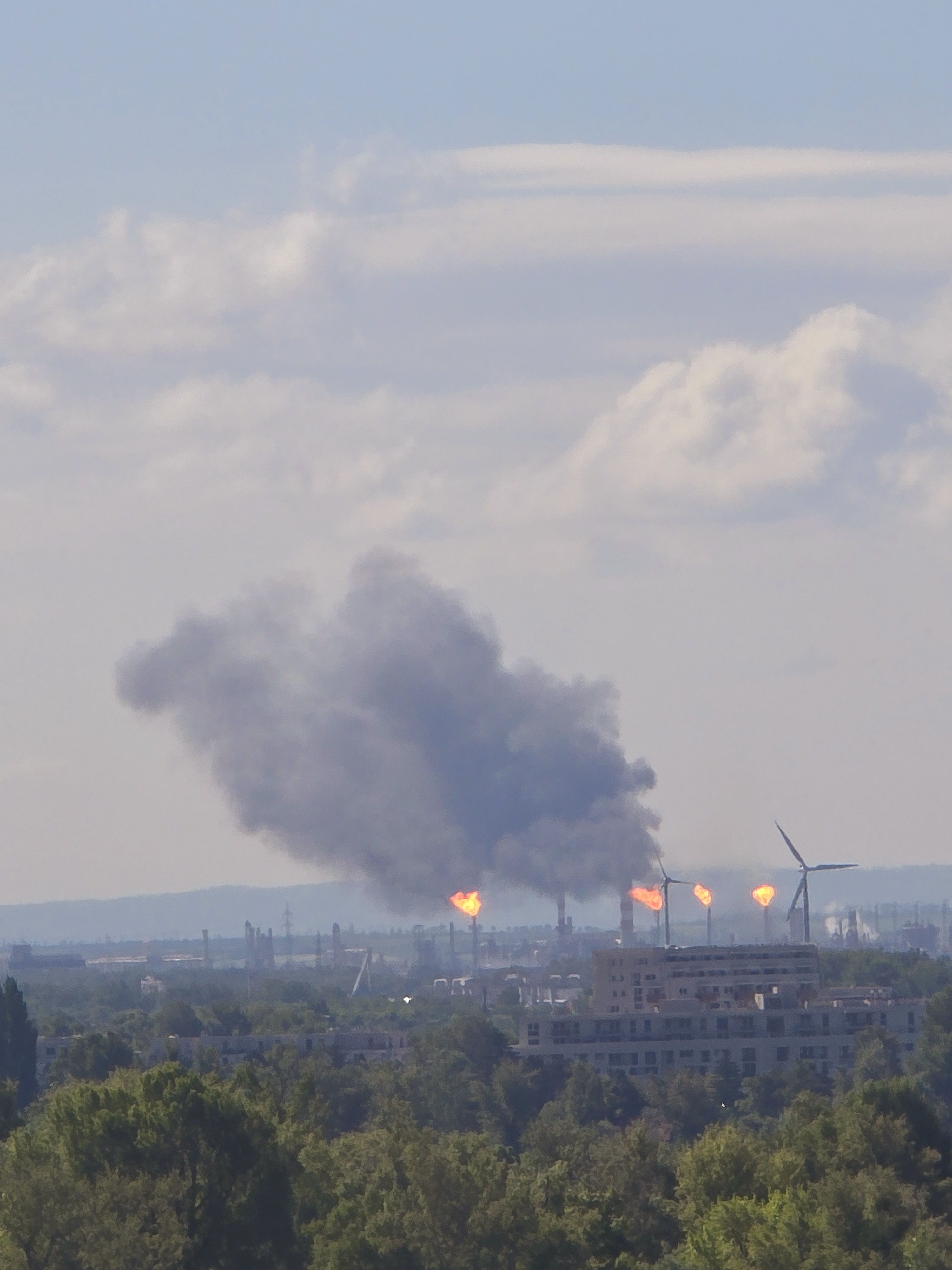 Riesige Rauchsäule über der Raffinerie in Schwechat