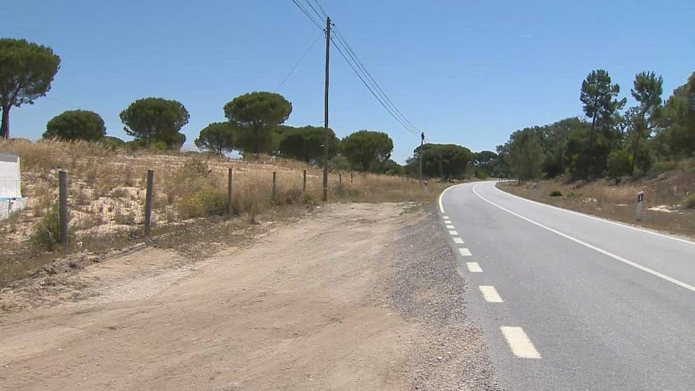 Am Rande dieser Landstraße fand der Autofahrer die beiden weinenden Kleinkinder