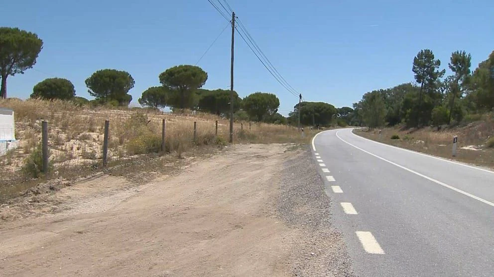 Am Rande dieser Landstraße fand der Autofahrer die beiden weinenden Kleinkinder
