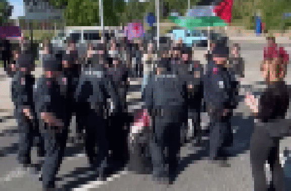 Drohnenmesse in Wien-Simmering und SItzblockade von Protestierenden am Donnerstag.