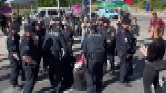 Sitzblockade auf offener Straße! Polizei im Einsatz