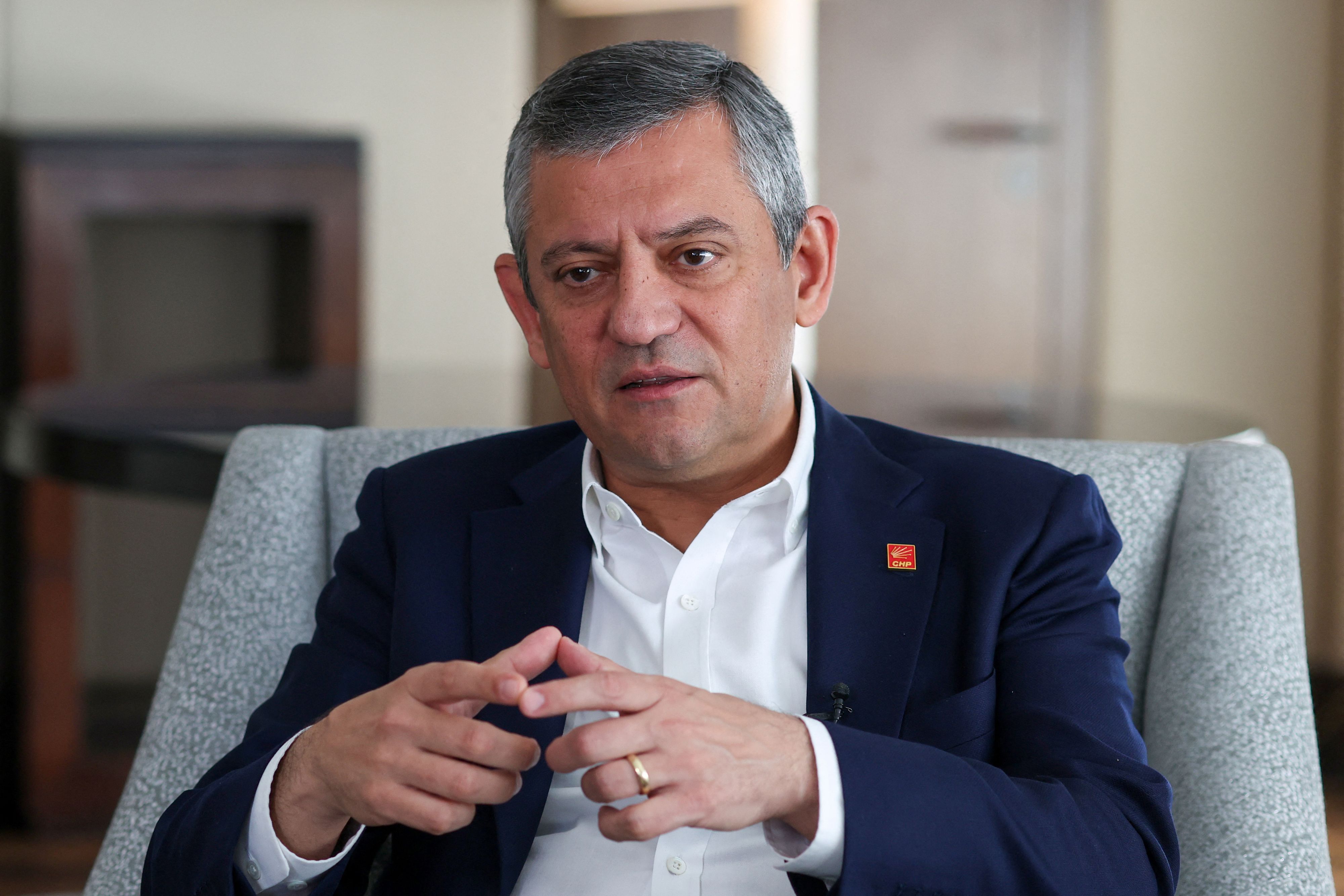 Özgür Özel wurde von einem türkischen Gericht seines Amtes als Oppositionsführer enthoben.