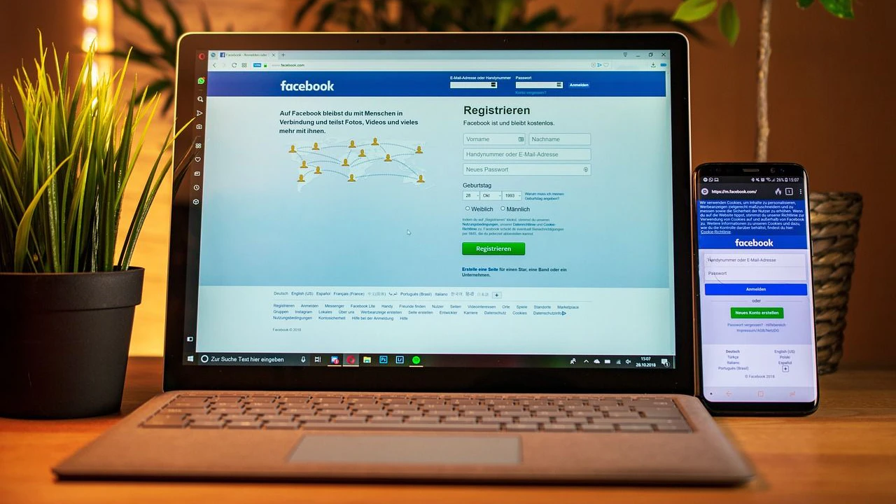 Facebook Datenschutz: Laptop mit Social Media Apps