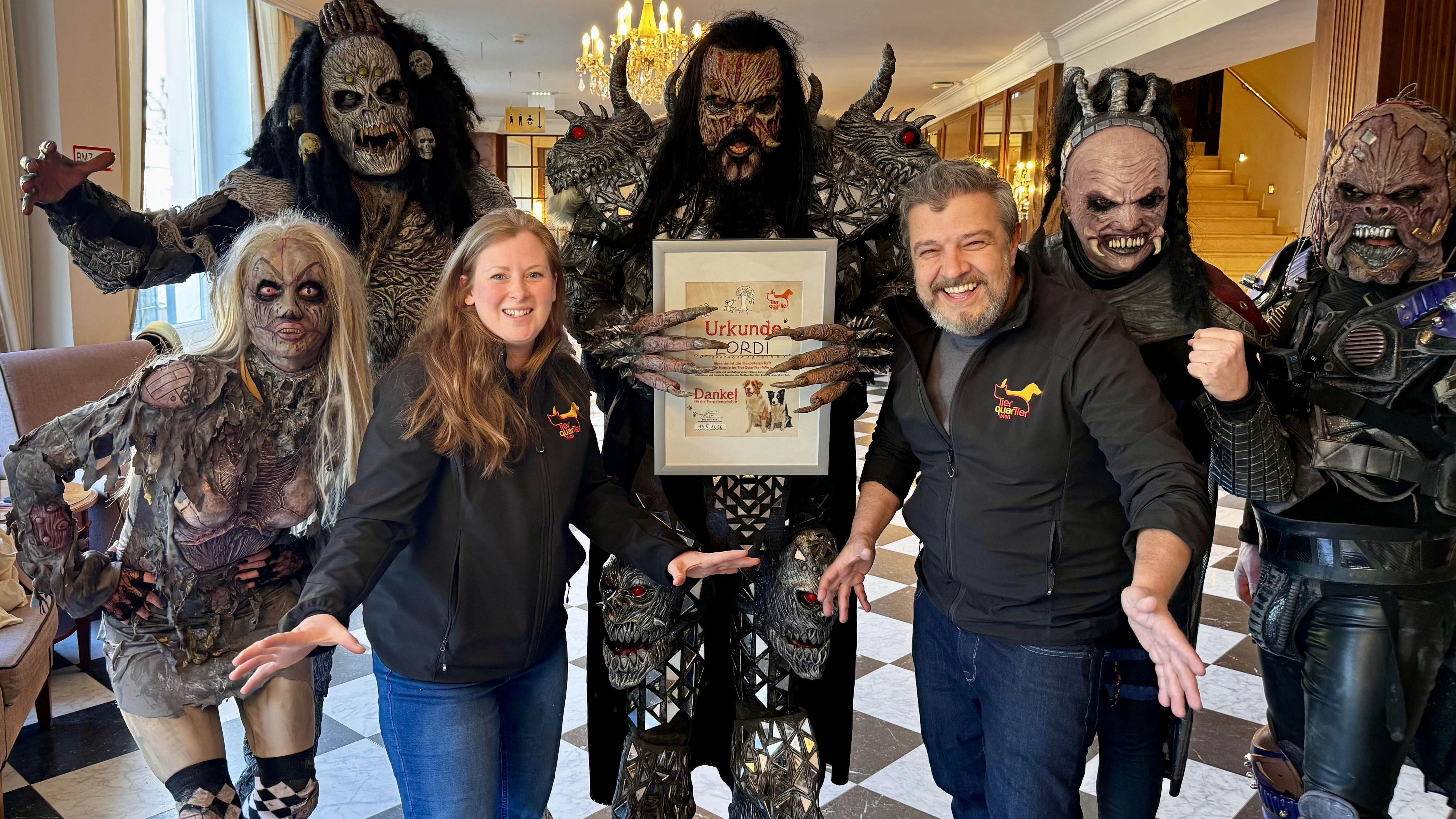 Wenn Monster Herzen zeigen: Lordi unterstützt das Tierquartier mit einer Tierpatenschaft.